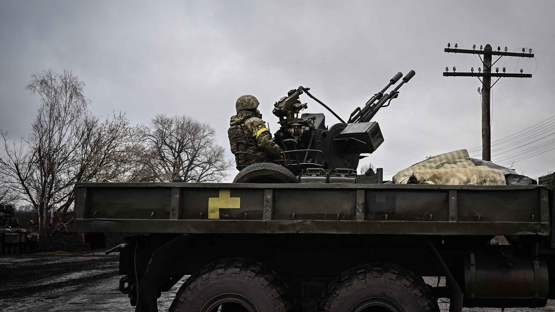 Ein ukrainischer Soldat auf einem Flugabwehrgeschütz an einer Frontlinie nordöstlich von Kiew, Ukraine. | AFP