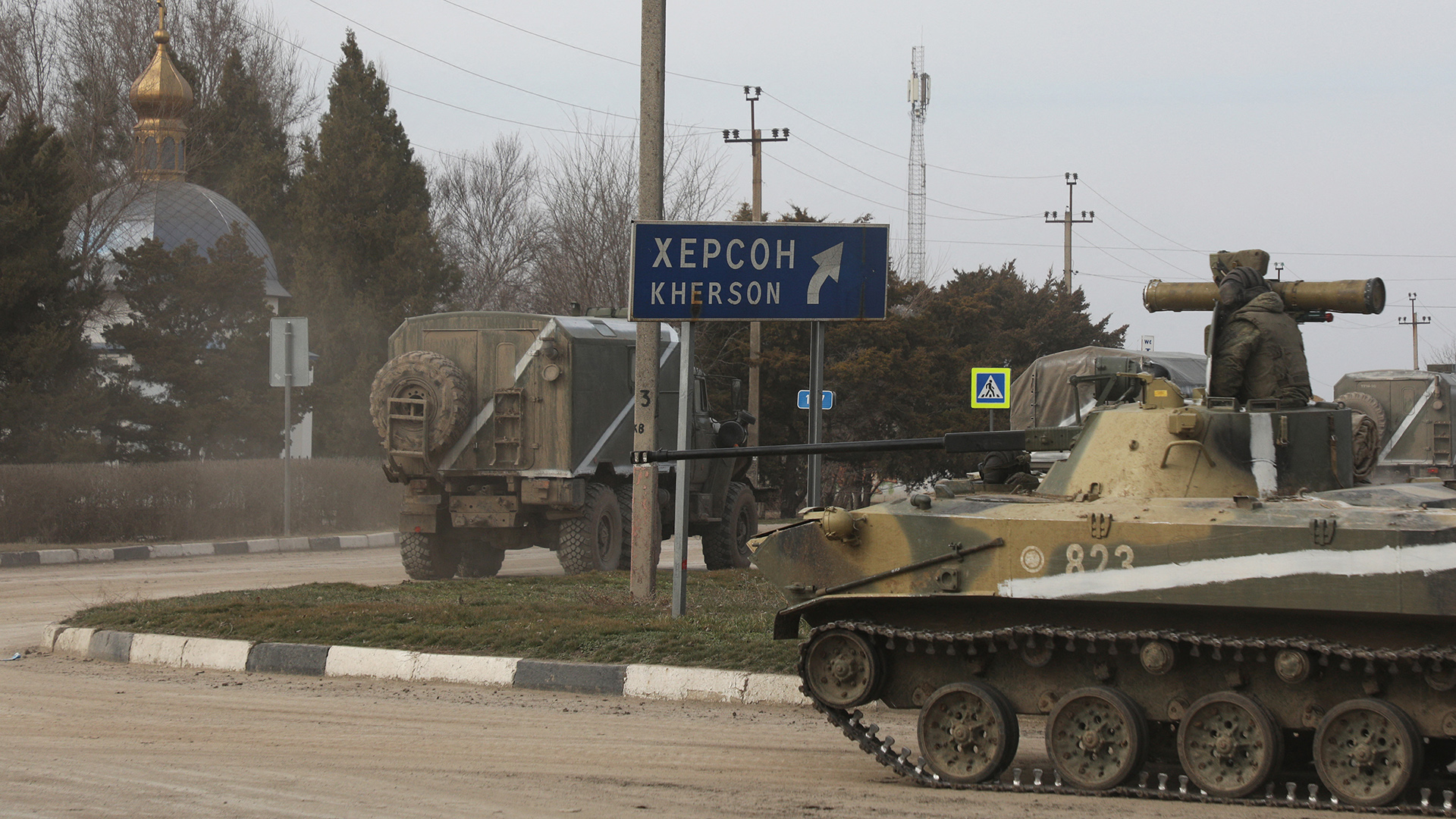 Militärfahrzeuge fahren auf einer Straße in Armyansk, Krim Halbinsel