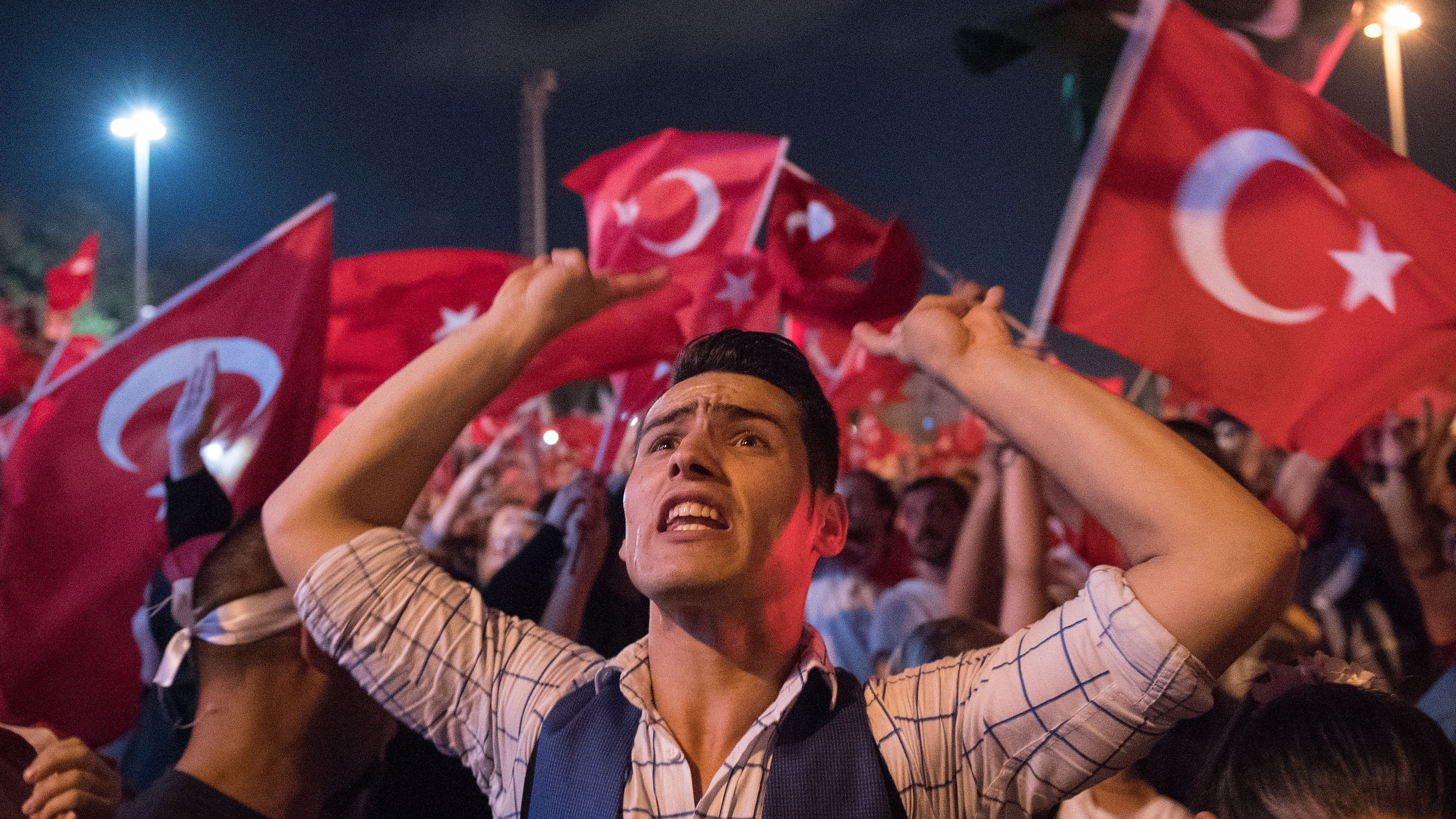 Türken demonstrieren auf dem Taksim Platz in Istanbul, Türkei, mit türkischen Flaggen. | picture alliance / dpa