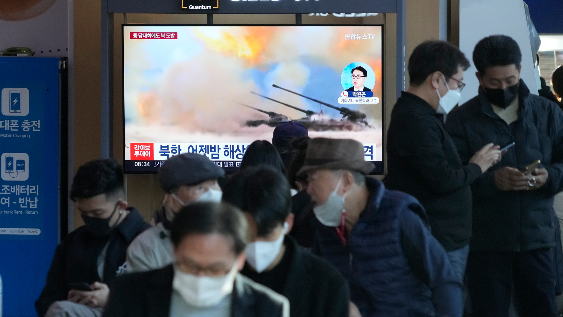 Ein Fernsehbildschirm zeigt ein Bild der nordkoreanischen Militärübung während einer Nachrichtensendung im Seouler Bahnhof in Seoul (Südkorea). | AP