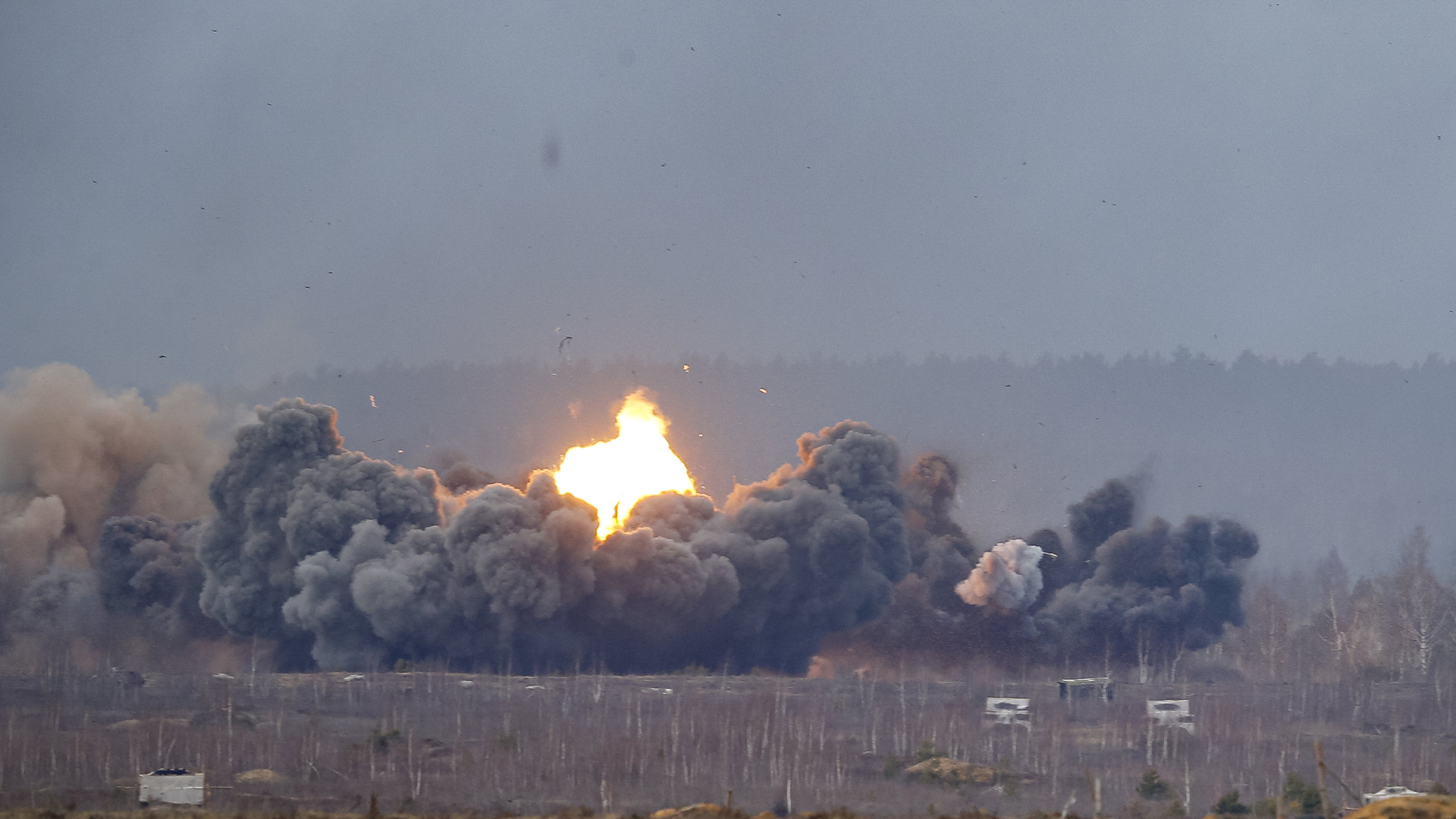 Auf einem Feld steigen Feuer und Rauch in den Himmel während einer gemeinsamen Militärübung von Russland und Belarus. | AP