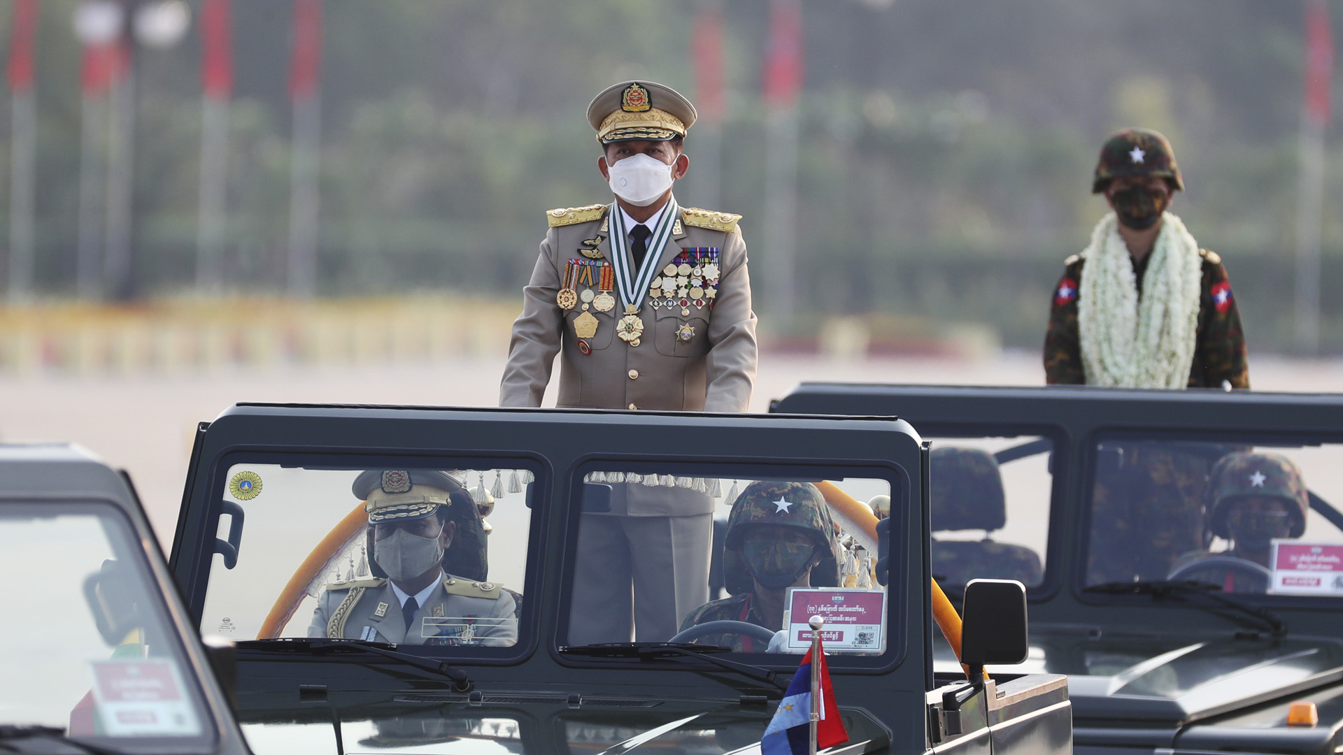 Min Aung Hlaing fährt in Uniform eines Generals in einem offenen Militär-Auto. | picture alliance / ASSOCIATED PR