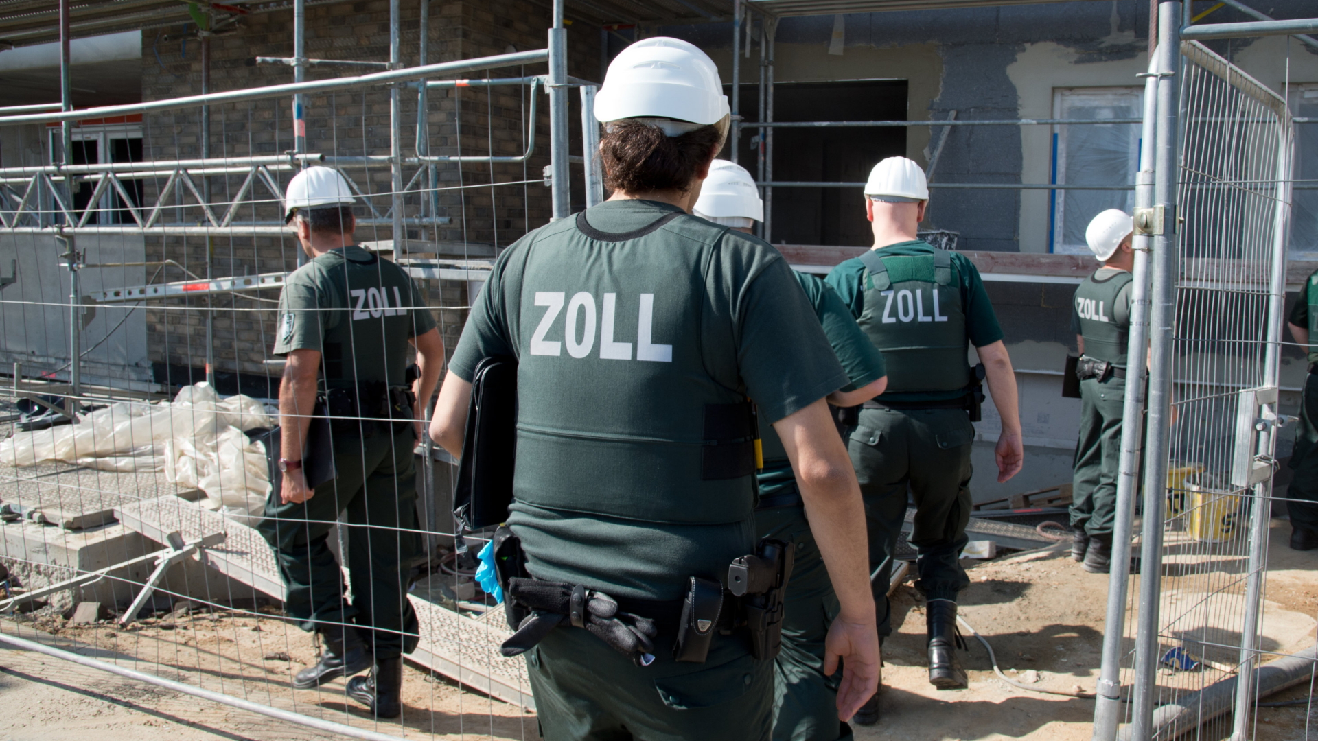 Zollbeamte kontrollieren bei einer Razzia gegen Schwarzarbeit eine Baustelle in Frankfurt am Main.