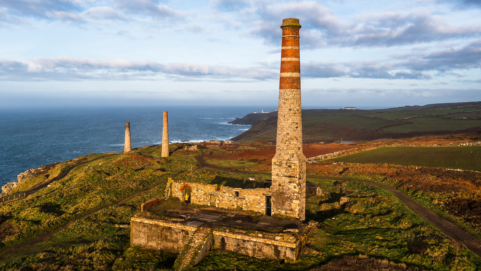 Eine alte Kupfermine steht an der Küste von Cornwall in der Abendsonne.