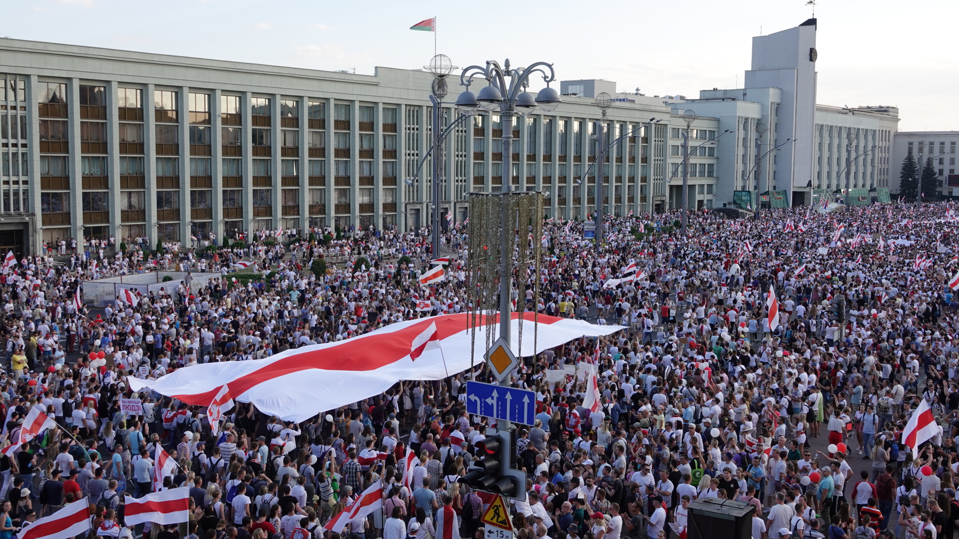 Auf dem Unabhängigkeitsplatz in Minsk demonstrieren Hunderttausende Menschen. | dpa