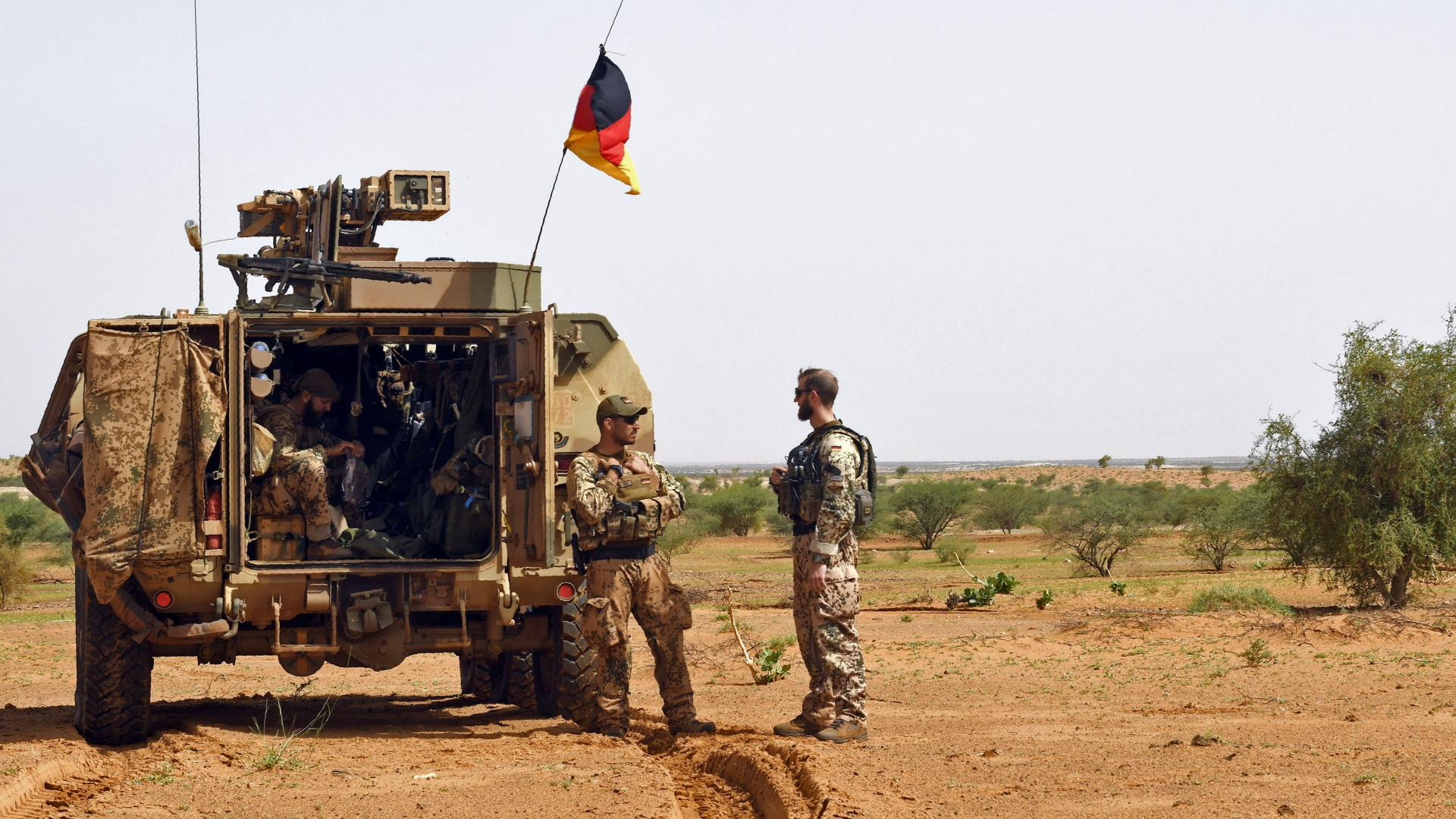 Deutsche Soldaten der Abteilung MINUSMA stehen neben einem Fahrzeug in Mali (Archivbild 2018)