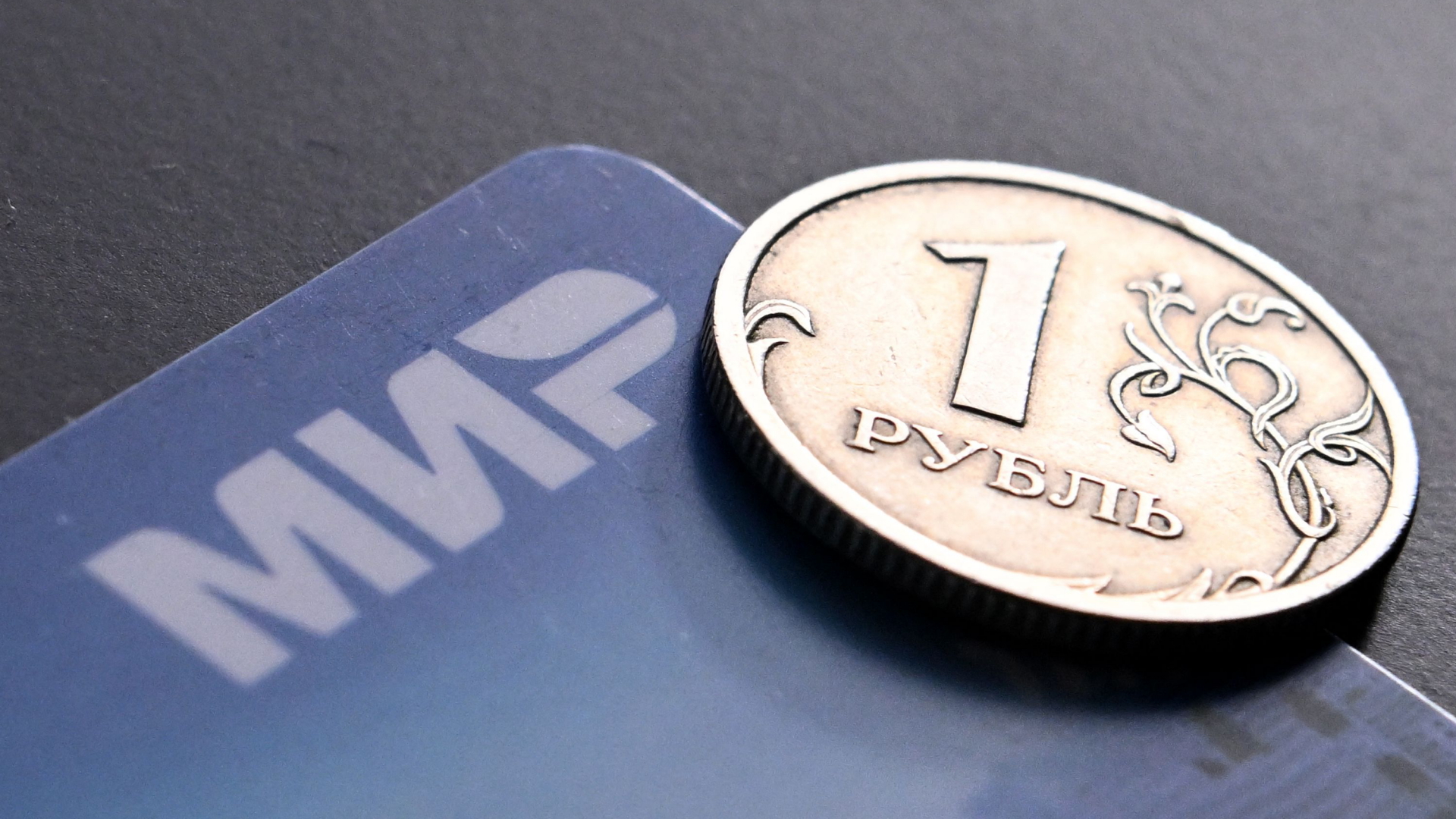 Eine Rubel-Münze liegt neben einer Mir-Karte | AFP