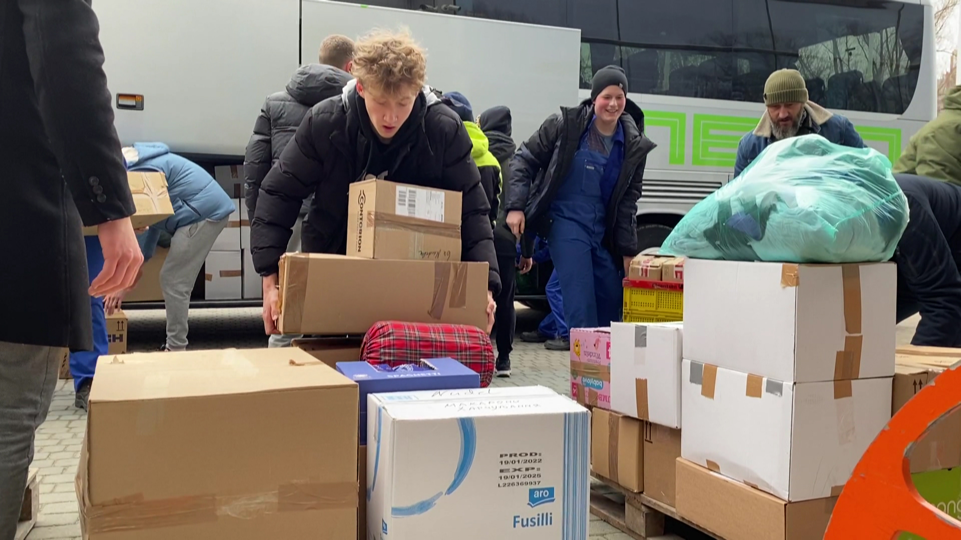 Eine kleine Westerwälder Hilfsorganisation hat Hilfsgüter wie Babynahrung und Hygieneartikel an die polnisch-ukrainische Grenze gebracht. | SWR
