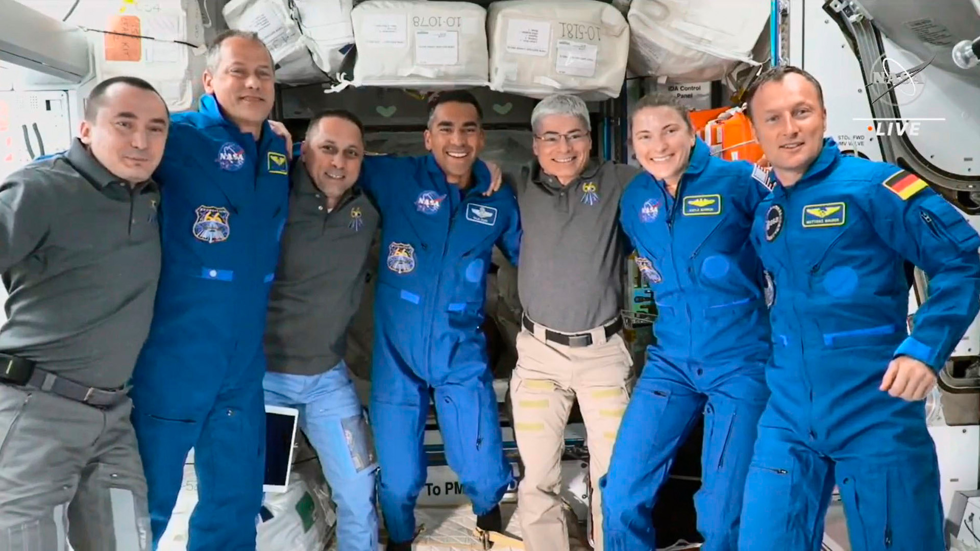 Die Besatzung nach der Ankunft auf der Internationalen Raumstation (ISS) | dpa