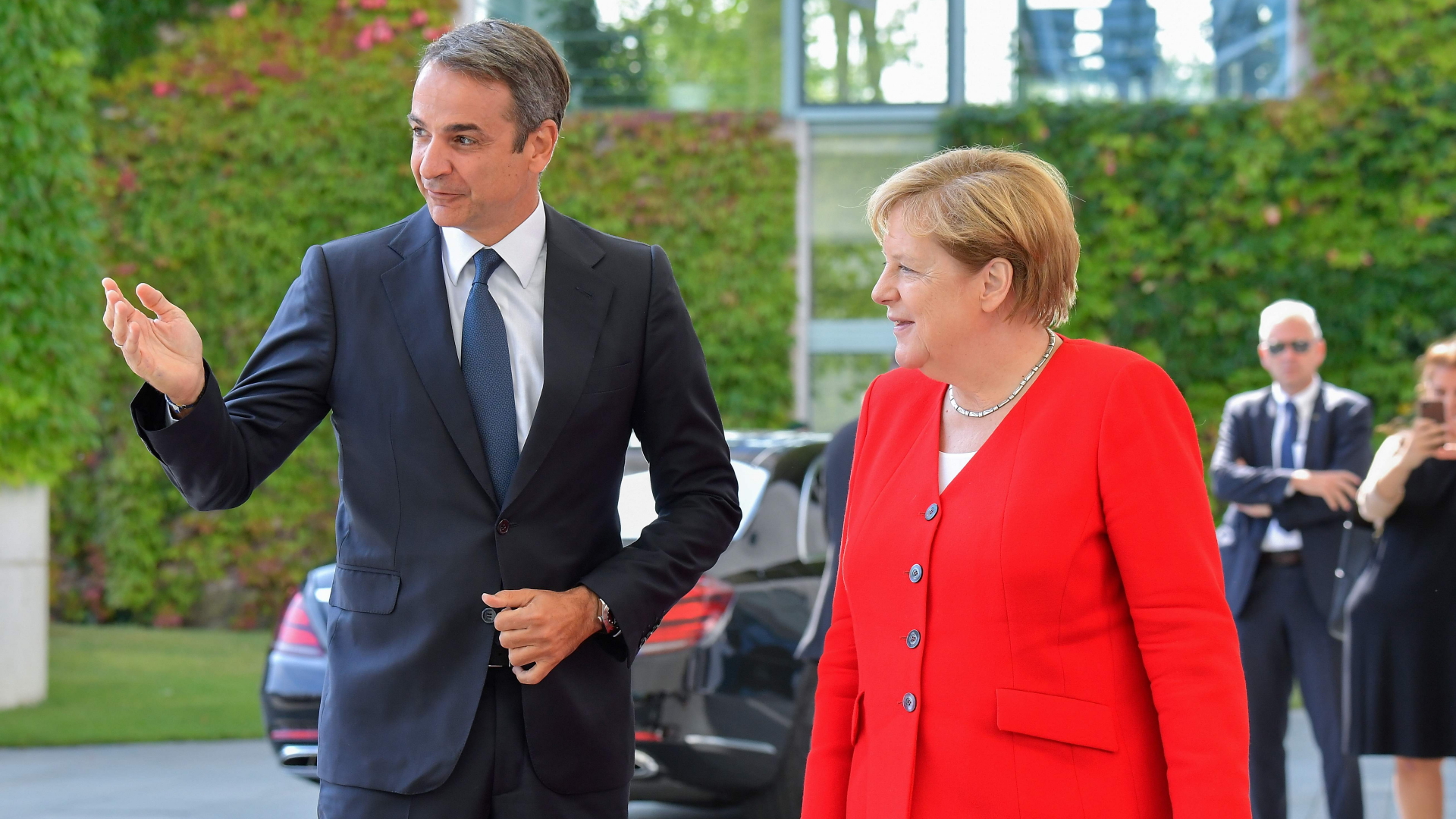 Bundeskanzlerin Merkel begrüßt Griechenlans Regierungschef Mitsotakis in Berlin. | AFP