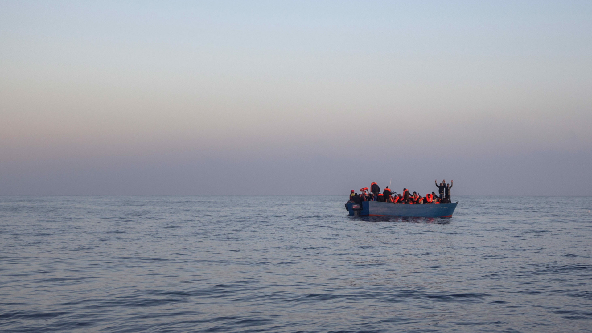 Flüchtlinge auf einem Boot im Mittelmeer (Archivbild)