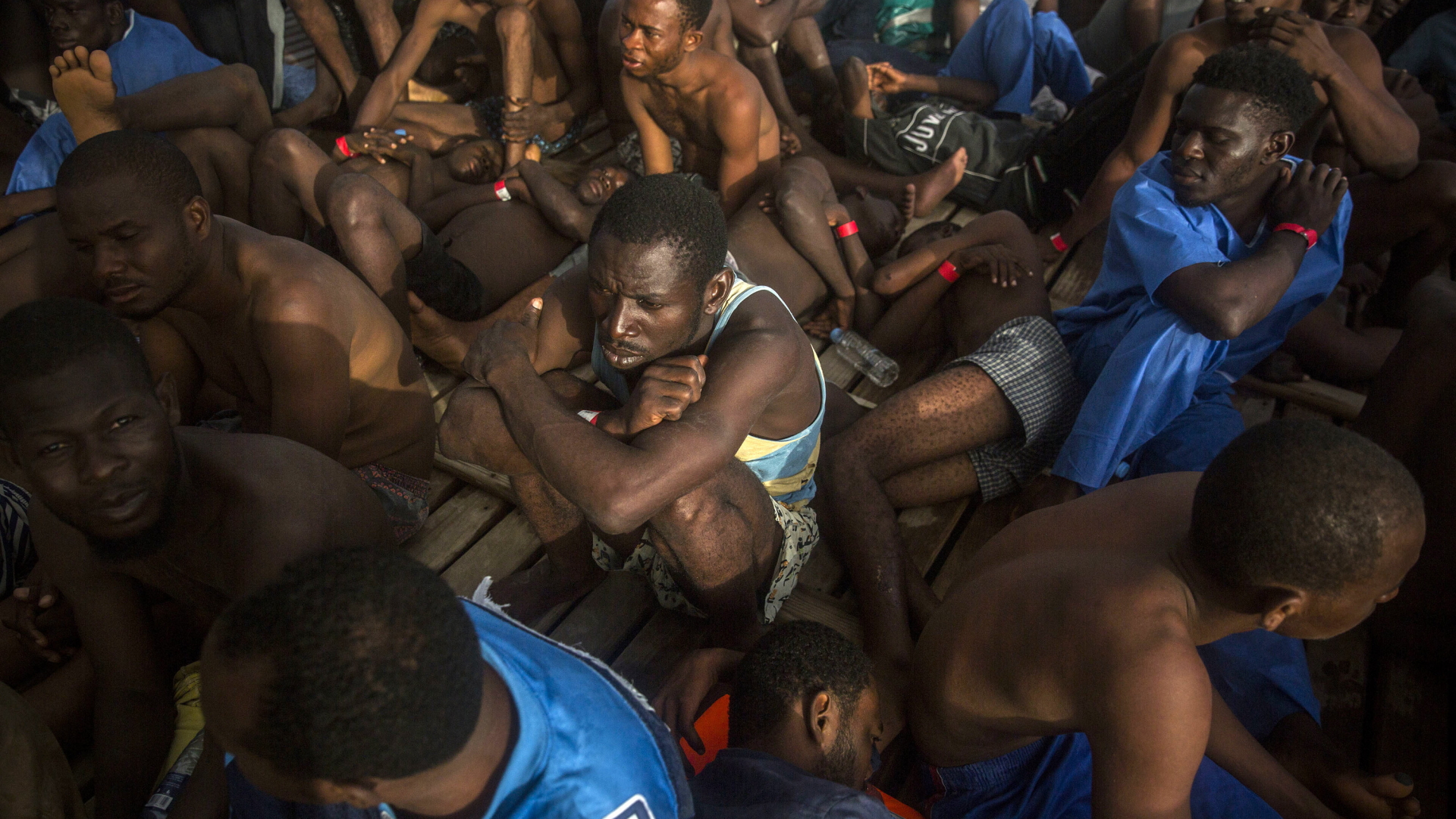 Migranten sitzen zusammengedrängt an Bord eines Schiffes | dpa