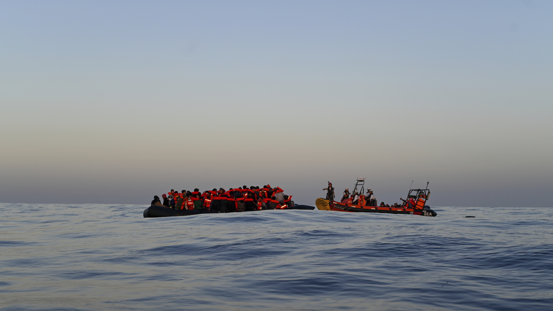 Ein Rettungsteam der humanitären Organisation Ärzte ohne Grenzen (MSF) nähert sich einem Schlauchboot mit 74 Migranten an Bord, um sie auf das Rettungsschiff Geo Barents im Mittelmeer zu bringen. | dpa