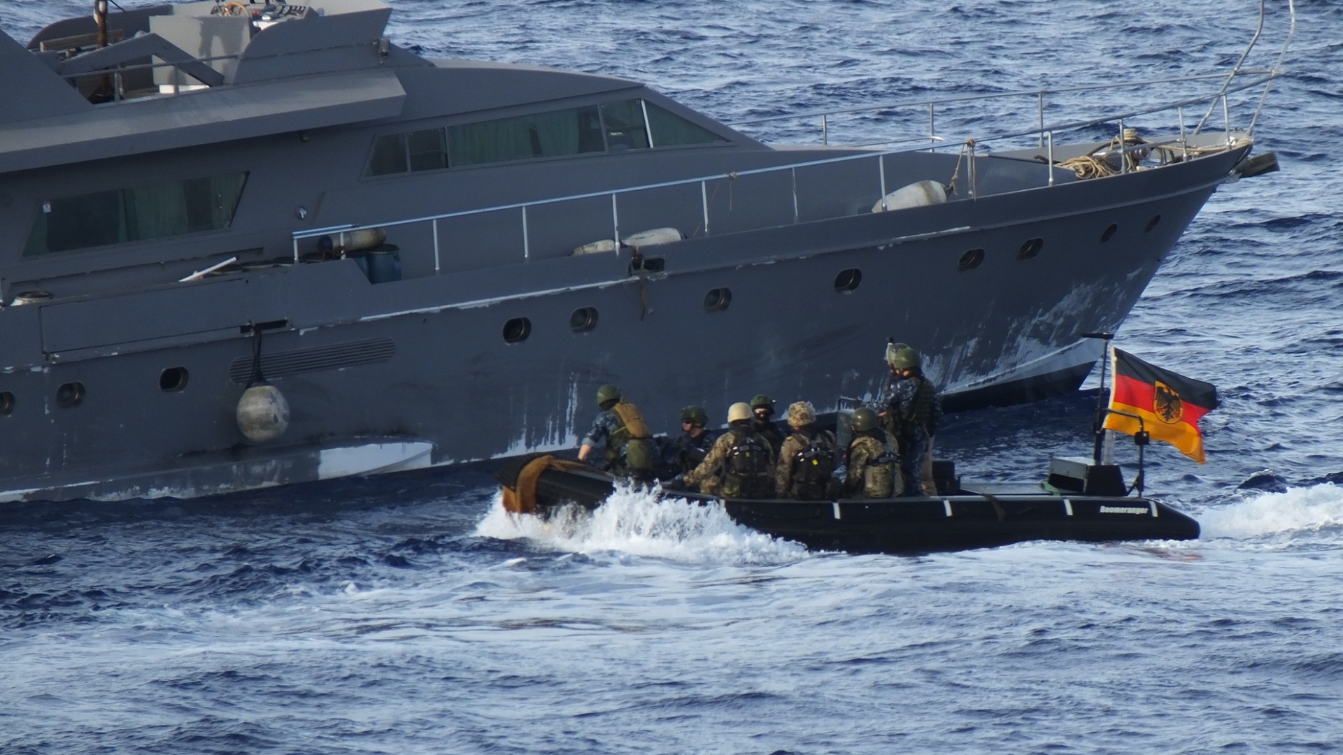 Tender "Rhein" bei seinem Einsatz zur Beschlagnahmung von Waffen und Munition vor der libyschen Küste im Jahr 2017 | dpa