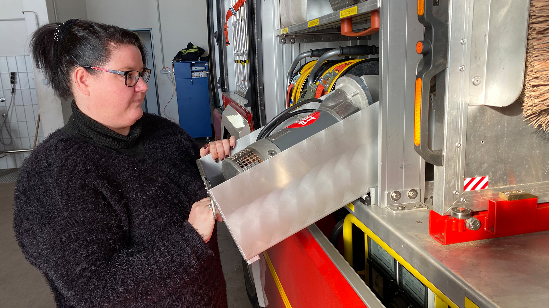 Frau Heinz hilft bei der Feuerwehr | ARD Axel John