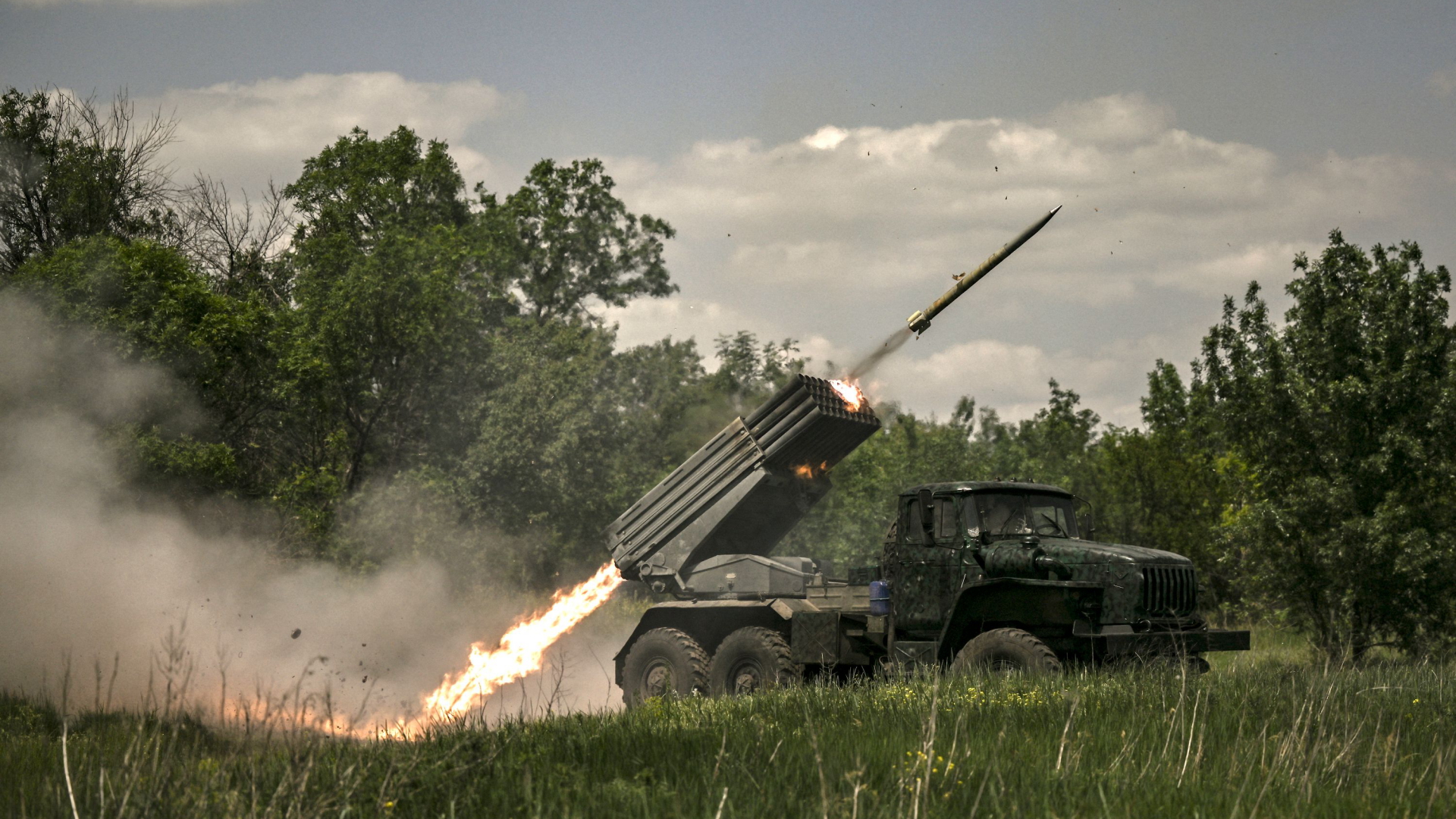 Ukrainische Truppen feuern ein Mehrfachraketenwerfer-Artilleriesystem (MLRS) auf russische Stellungen ab. | AFP