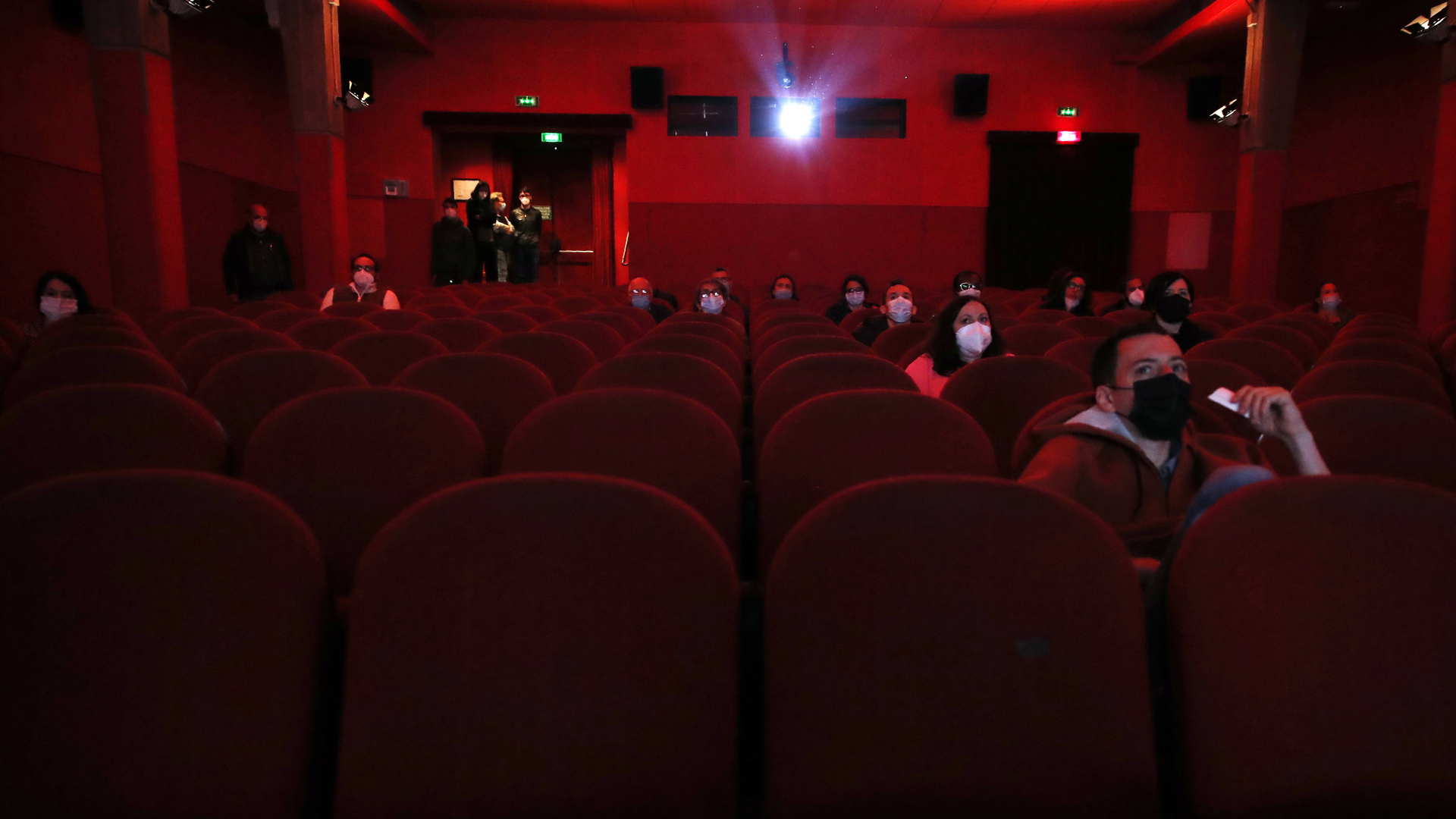 Zuschauerraum eines Kinos mit Masken tragenden Zuschauern | dpa