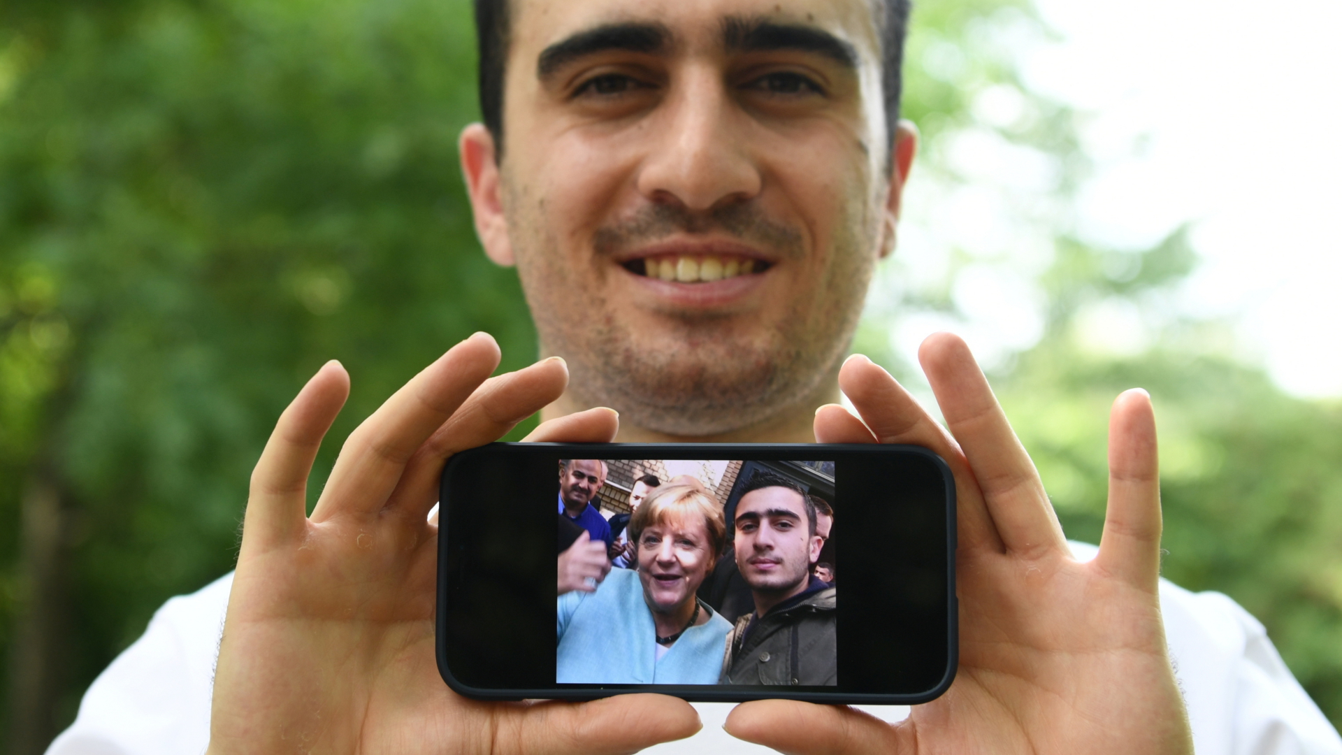 Anas Modamani zeigt sein Selfie mit Kanzlerin Merkel von 2015. | REUTERS