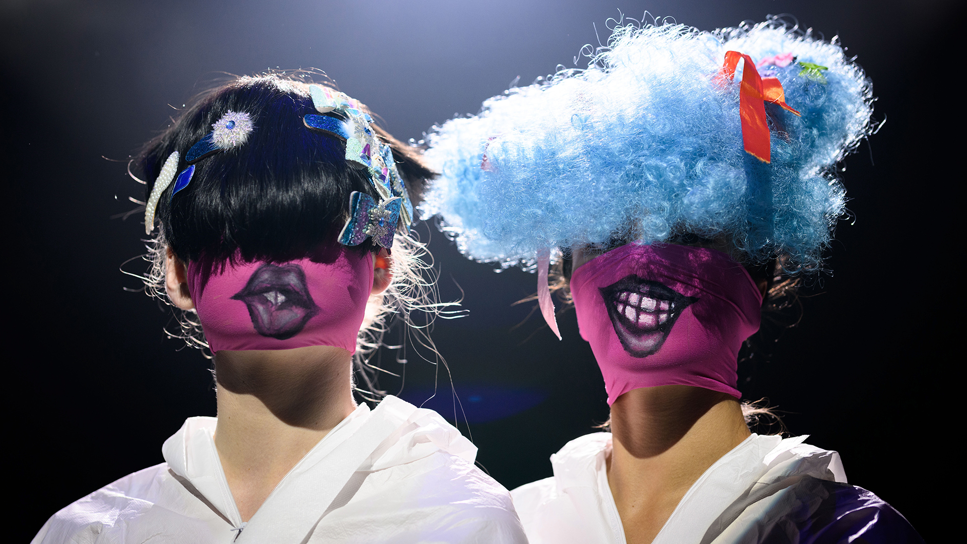 Teilnehmerinnen mit bunten Masken nehmen an der Injury Show auf der Australian Fashion Week 2022 in Sydney (Australien) teil. | EPA