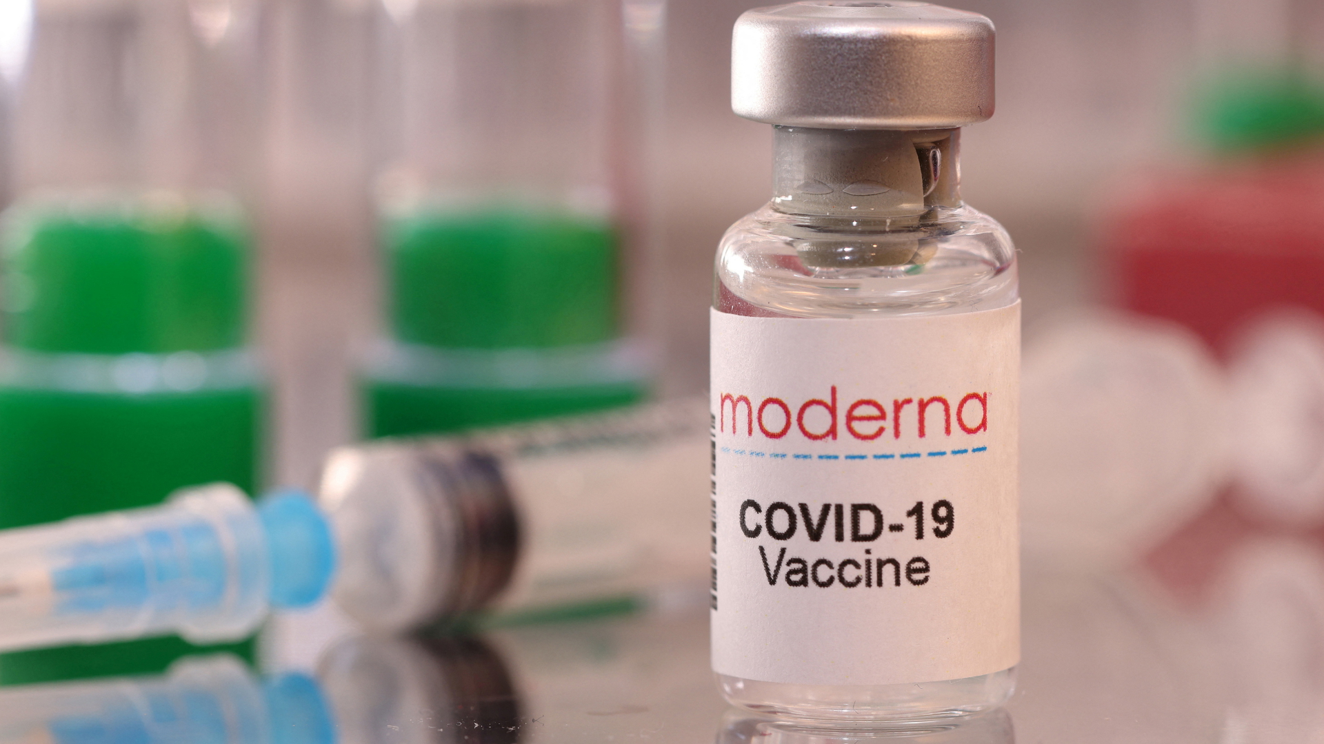 Eine Ampulle mit dem Corona-Impfstoff von Moderna | REUTERS