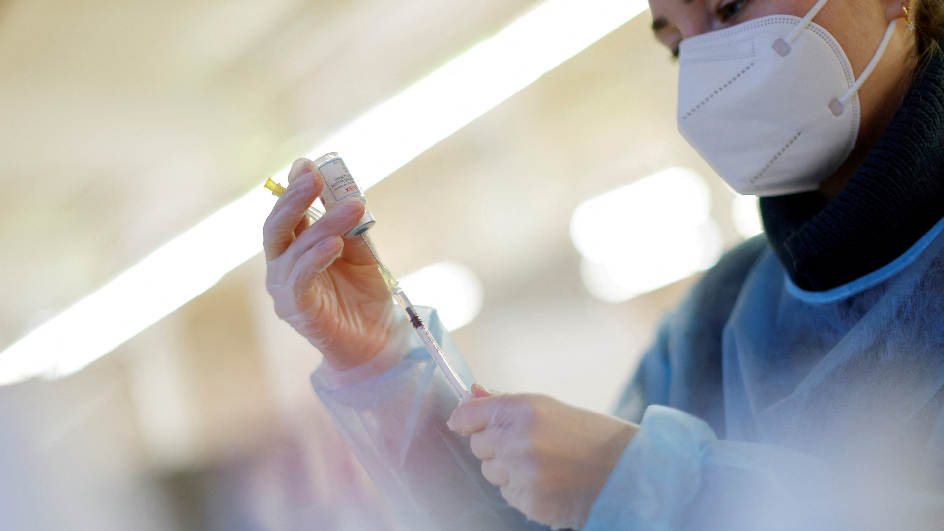 Eine Booster-Dosis des Moderna-Impfstoffs wird vorbereitet. | REUTERS