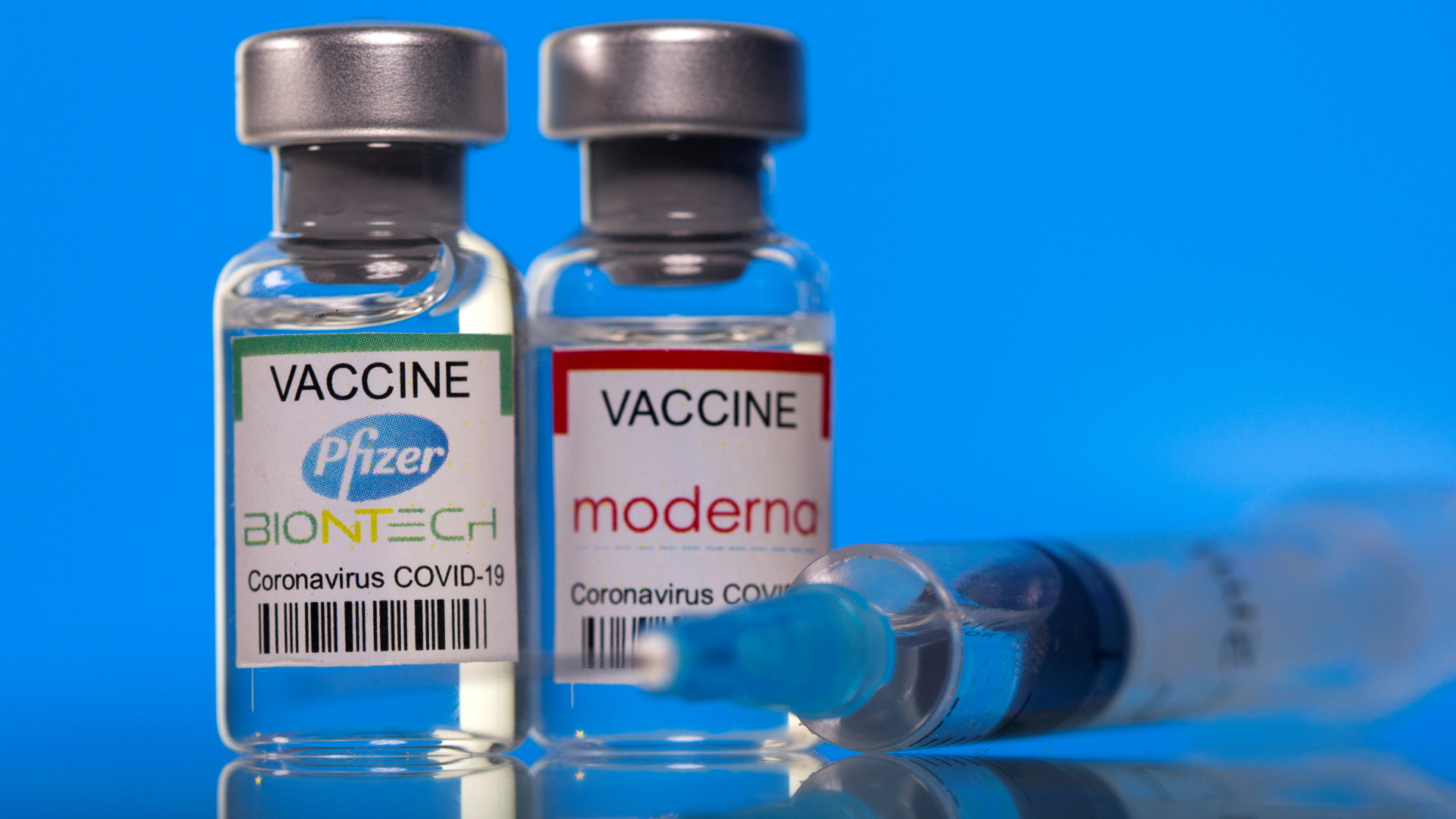 Zwei Fläschchen mit den Impfstoffen von Biontech/Pfizer und Moderna | REUTERS
