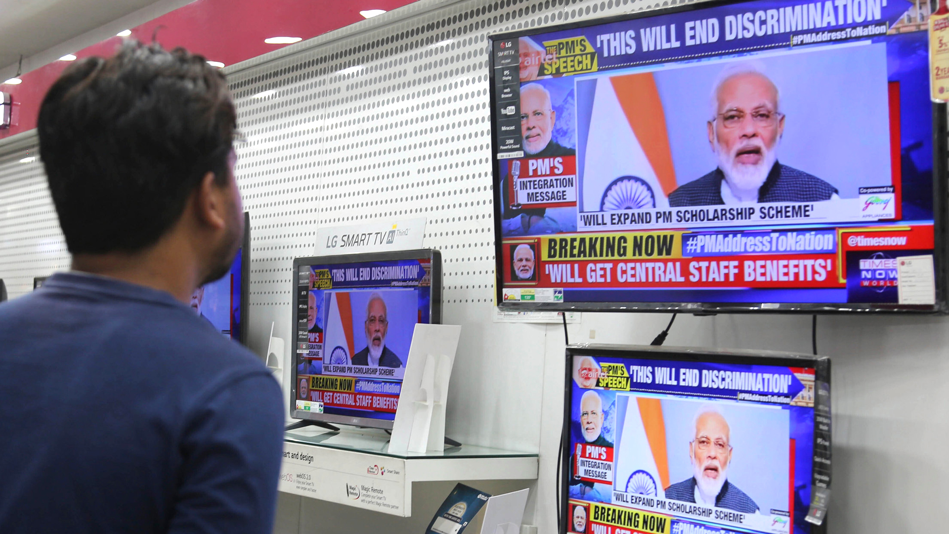 Inder verfolgen die Fernsehansprache von Premier Modi | dpa