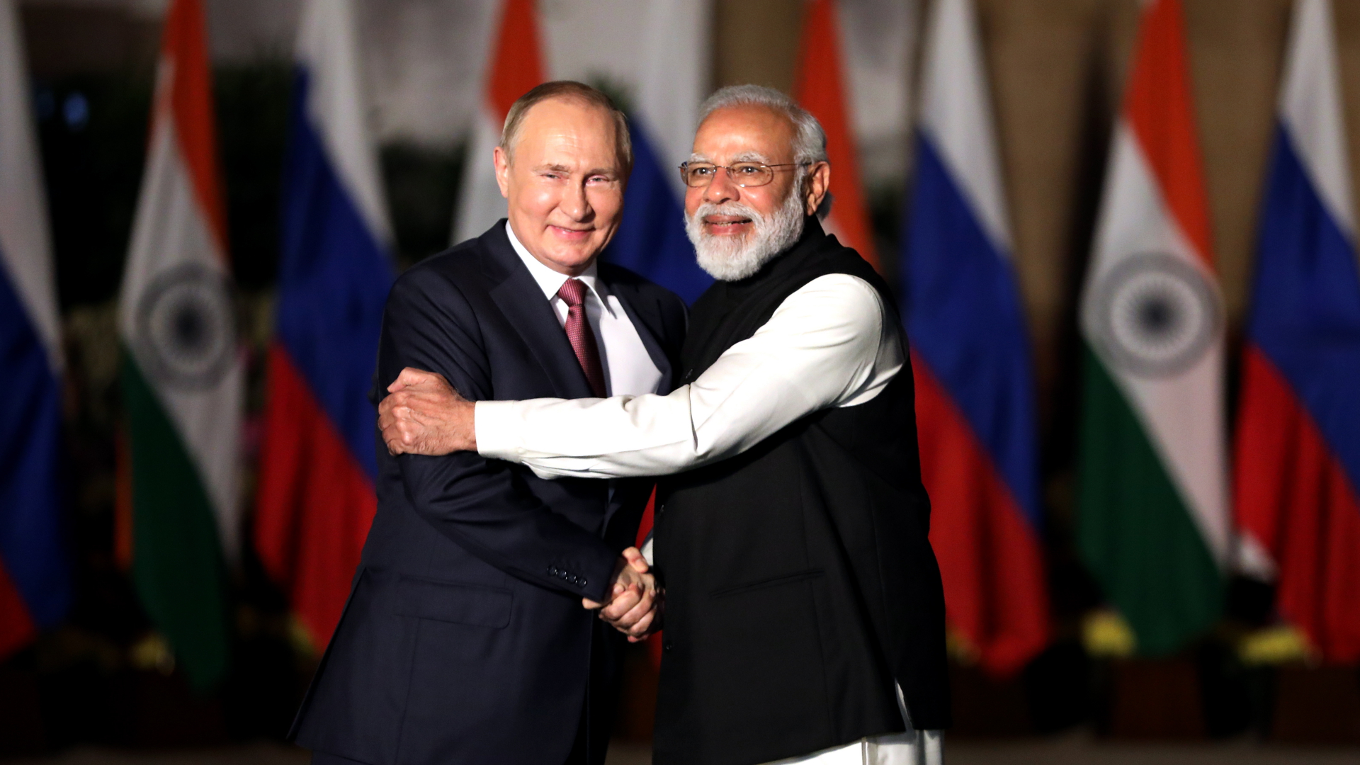 Indiens Premier Modi und Russlands Präsident Putin begrüßen sich im Dezember 021 in Neu-Dehli | EPA