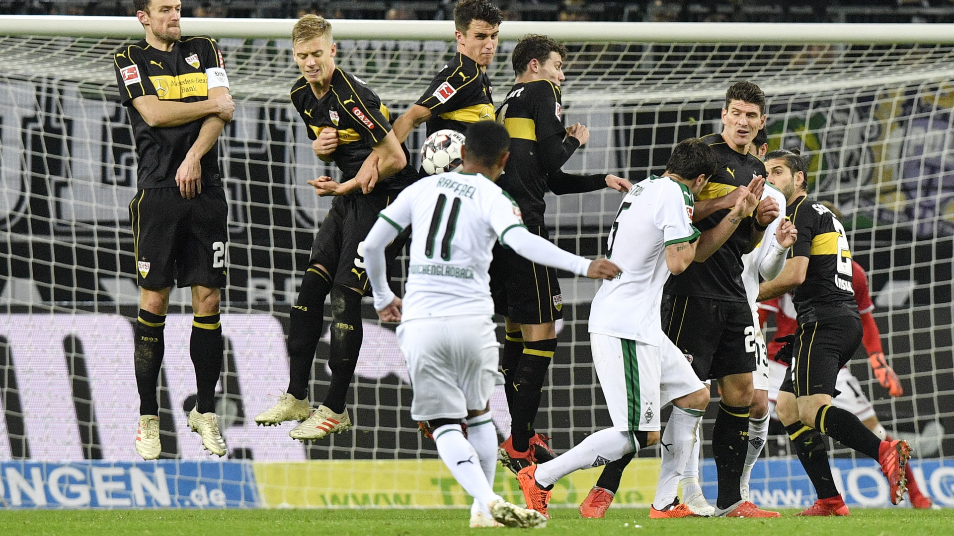 Stuttgarts Spieler wehren einen Angriff von Mönchengladbachs Raffael während des Spiels Borussia Mönchengladbach und VfB Stuttgart in Mönchengladbach ab. | Bildquelle: AP