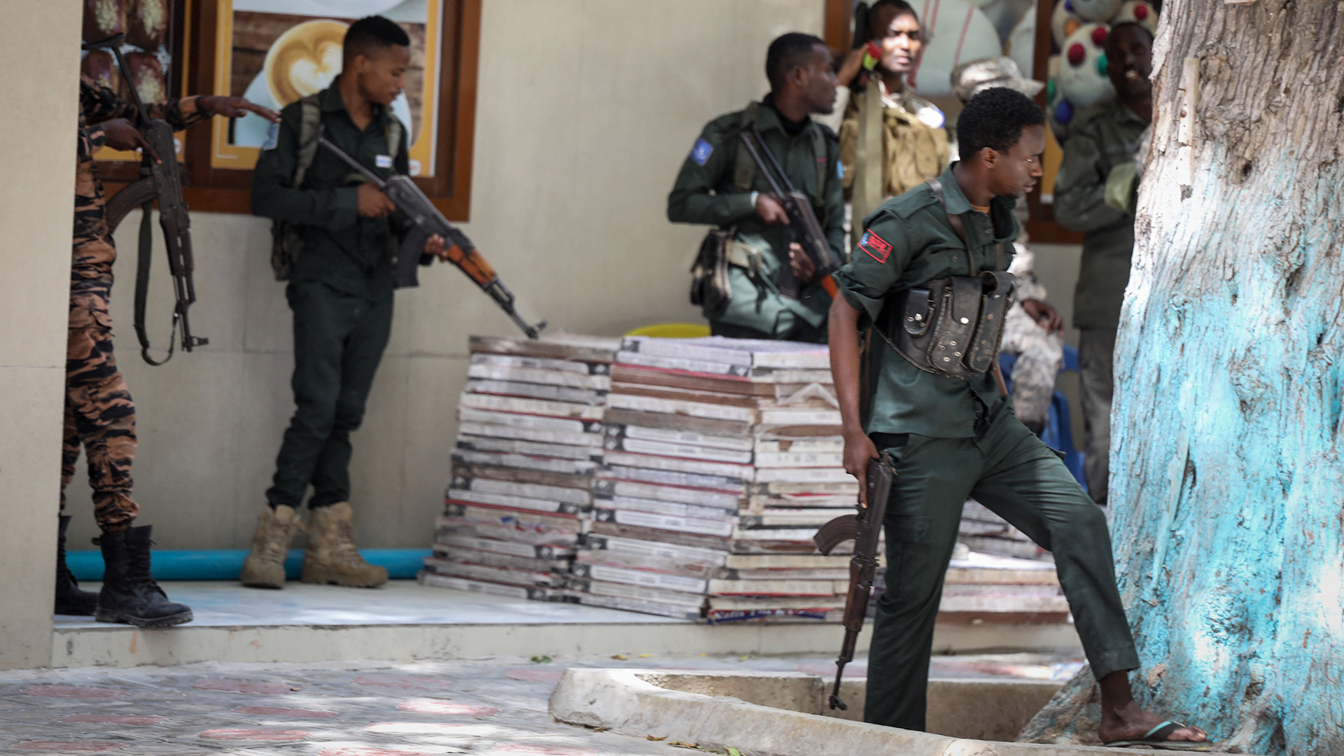 Bewaffnete Männer in Uniform stehen vor einem Gebäude. | AFP