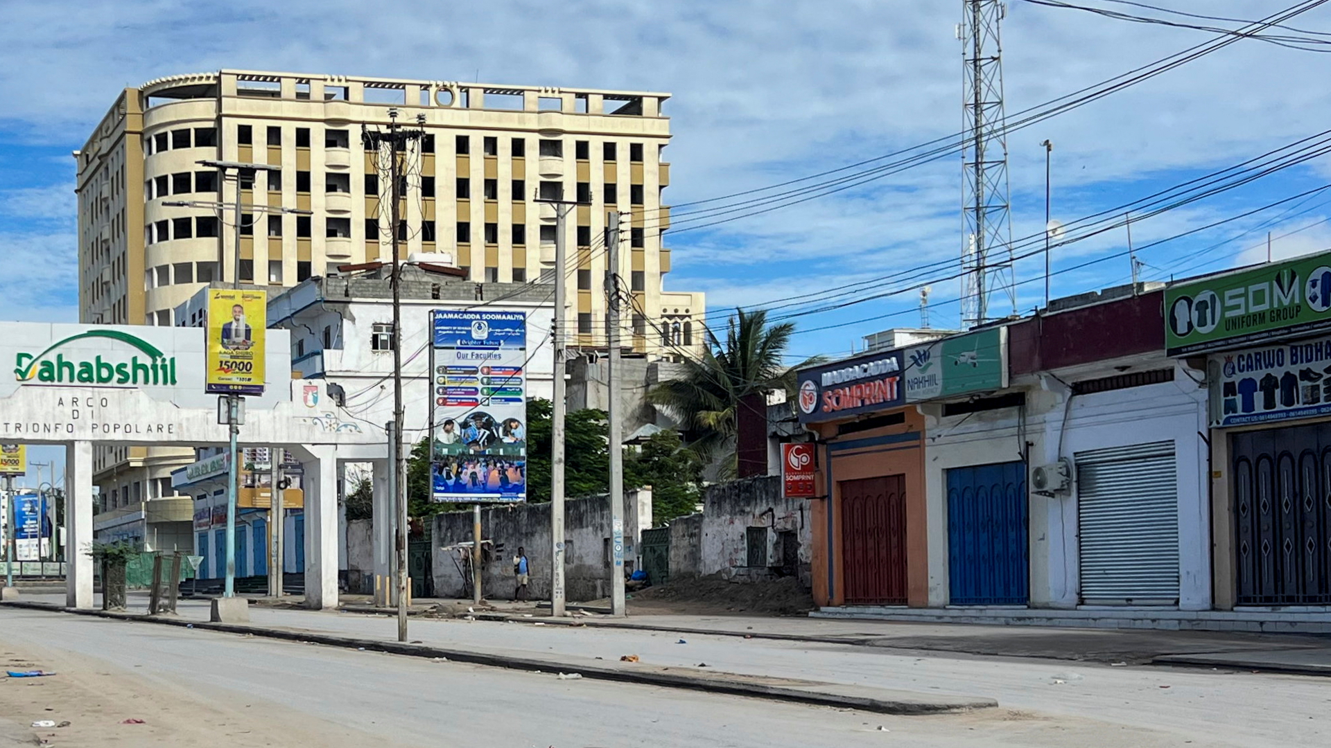 An einer Straße in Mogadischu ragt das Hayat Hotel in die Höhe. | REUTERS