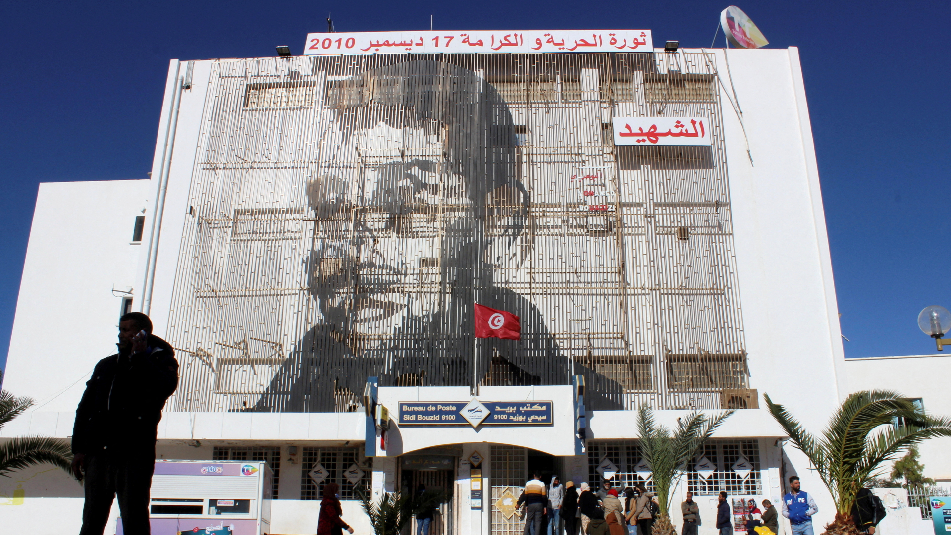 Ein Wandgemälde mit dem Gesicht Mohamed Bouazizis (Aufnahme vom 8. Dezember 2010) | REUTERS
