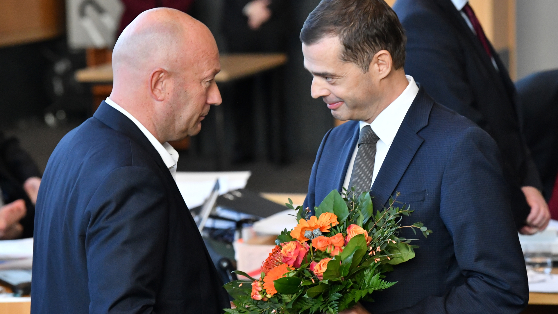 Im Thüringer Landtag gratuliert der CDU-Fraktionsvorsitzende Mohring dem frisch gewählten Ministerpräsidenten Kemmerich (FDP). | dpa