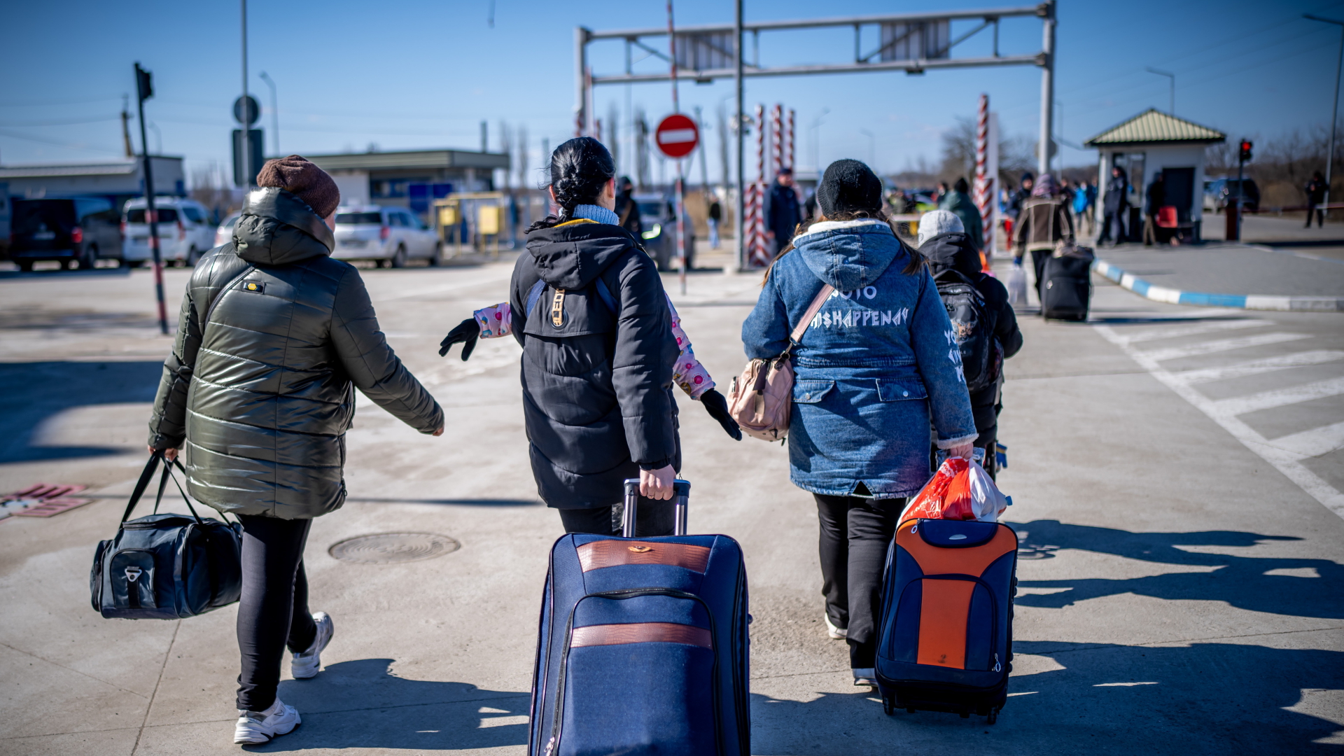 Geflüchtete aus der Ukraine gehen am Grenzübergang in Palanca in Richtung Moldau. | dpa