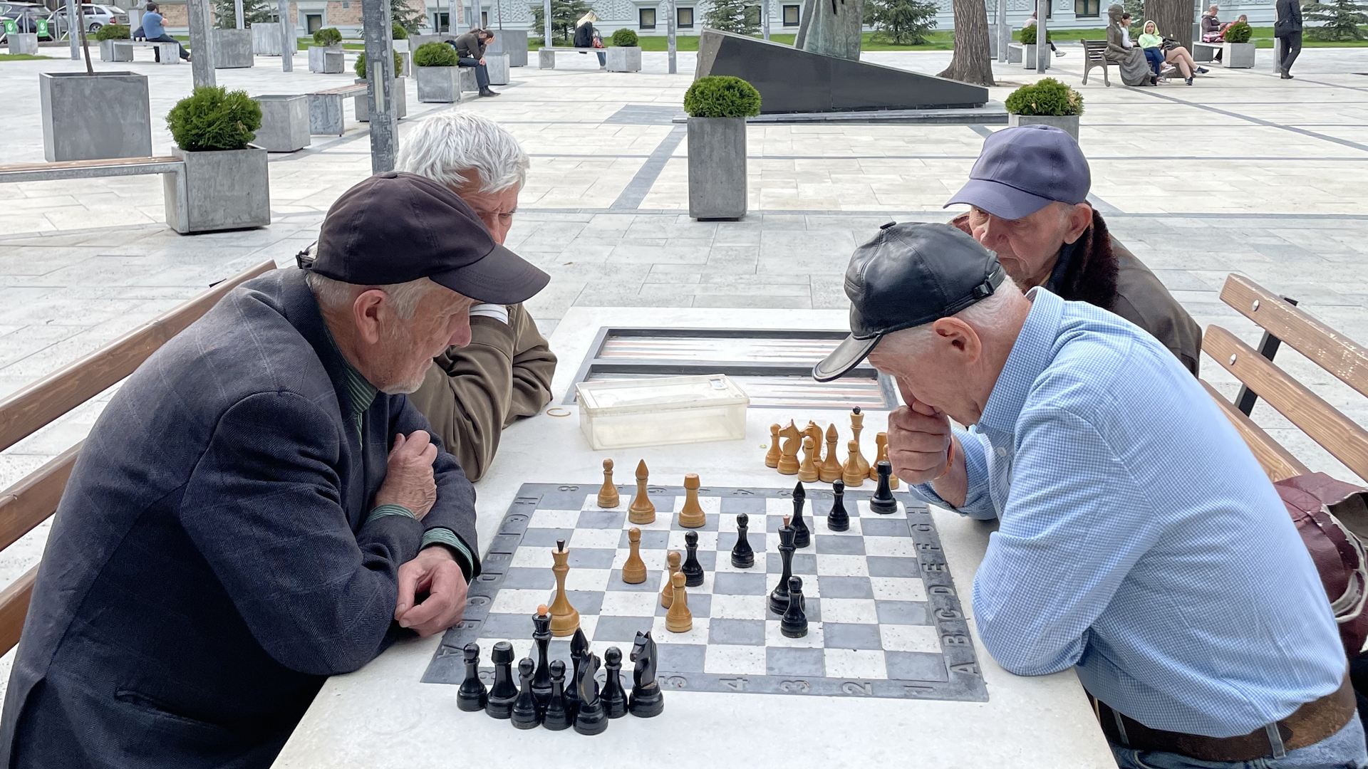 Schachspieler auf dem Platz vor dem Mihai Eminescu Nationaltheater in Chisinau. | Georg Restle