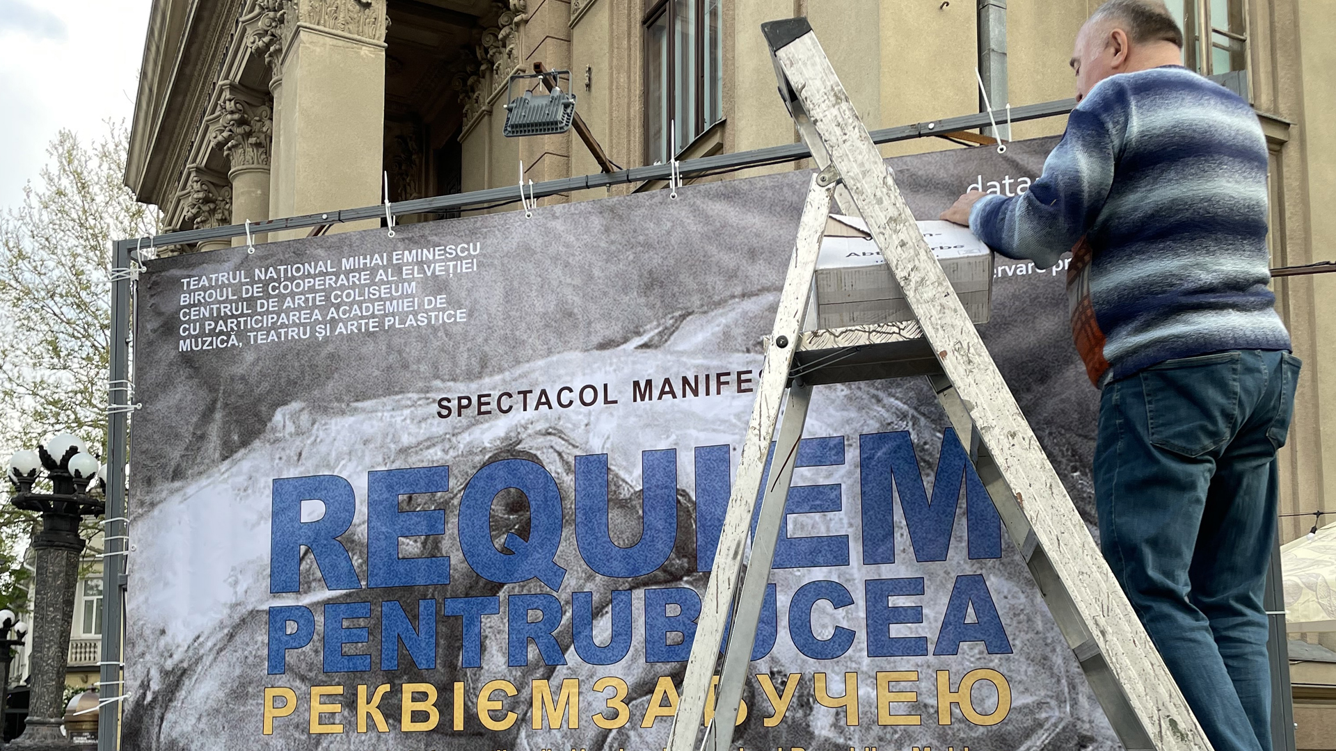 "Ein Requiem für Butscha" steht auf dem Plakat für eine Veranstaltung des Nationaltheaters. | Georg Restle