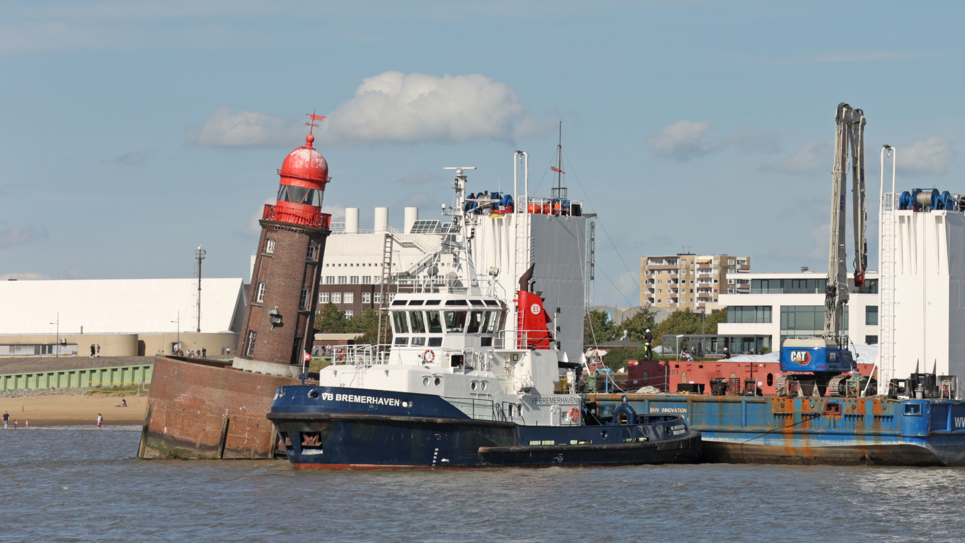 Schiff vor dem abgesackten Molenturm in Bremerhaven | dpa