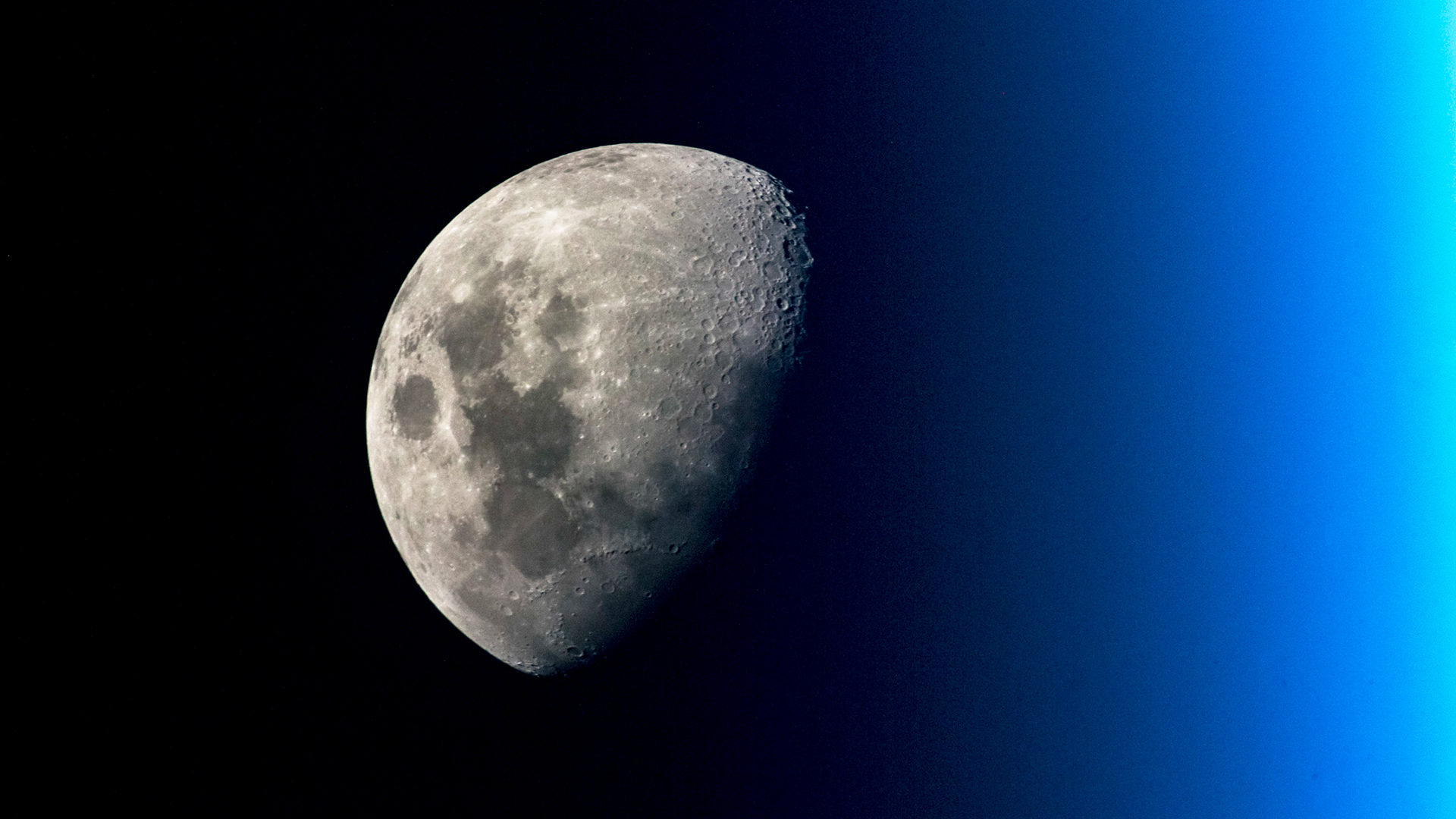  Das Bild zeigt den Mond aus Sicht der Internationalen Raumstation.
