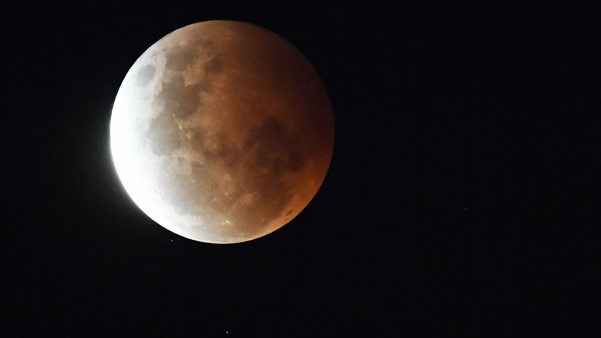 Der Mond durchs Teleskop betrachtet über Sydney  | AFP