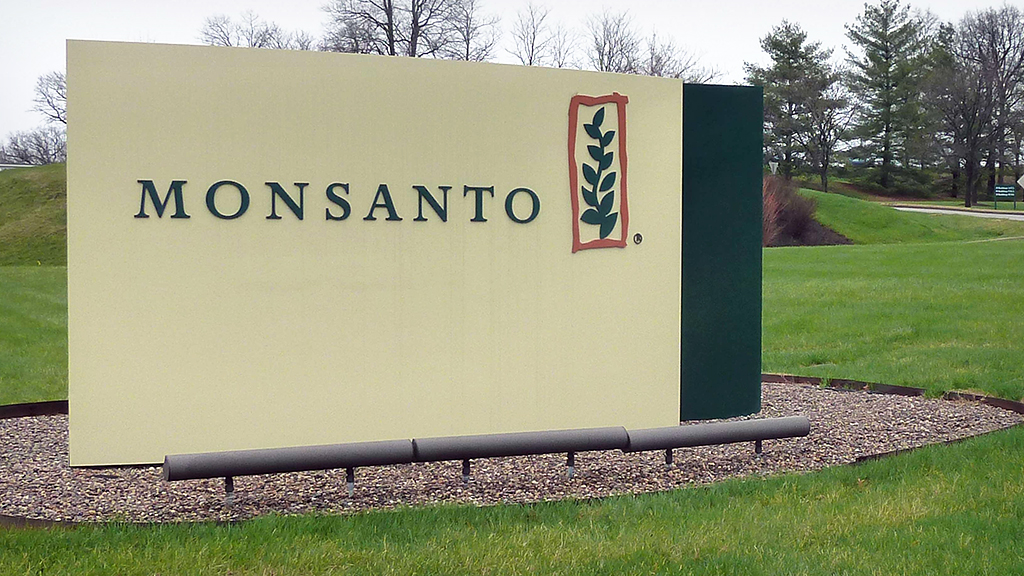 Ein freistehendes Schild mit der Aufschrift "Monsanto".