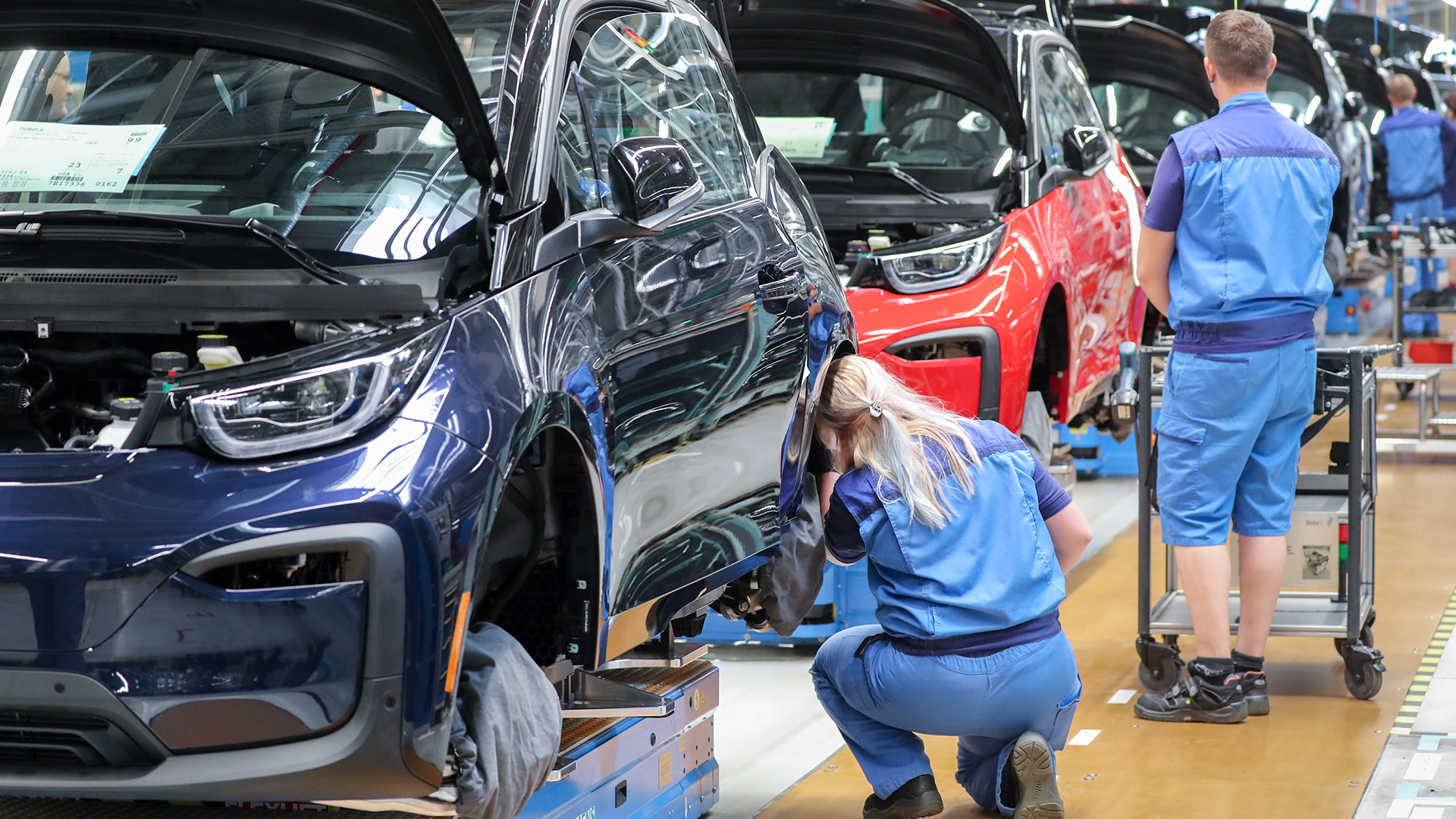 Mitarbeiter im BMW-Werk Leipzig arbeiten in der Montage des i3. | null