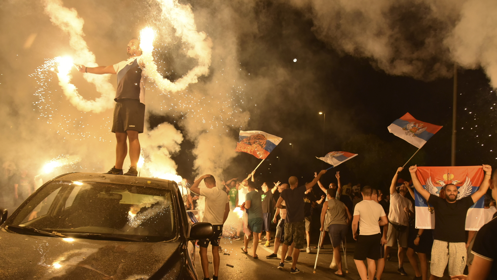 Anhänger der Oppositionsparteien jubeln nach der Parlamentswahl in Montenegro. | dpa