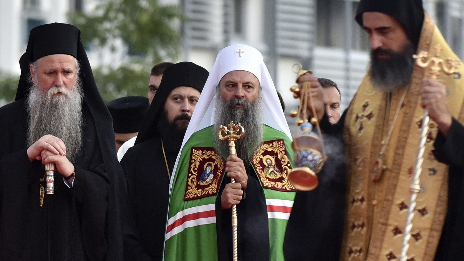 Der serbisch-orthodoxe Patriarch Porfirije und der Mitropolit Joanikije (links) | dpa