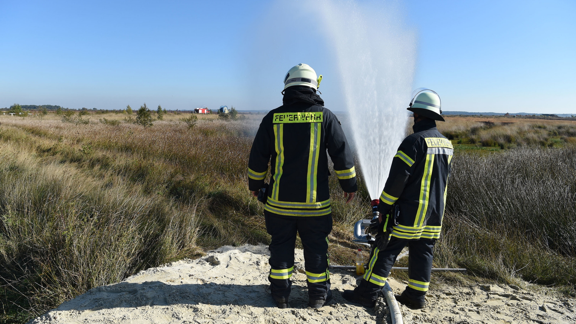 Feuerwehrleute löschen den Moorbrand bei Meppen | Bildquelle: dpa