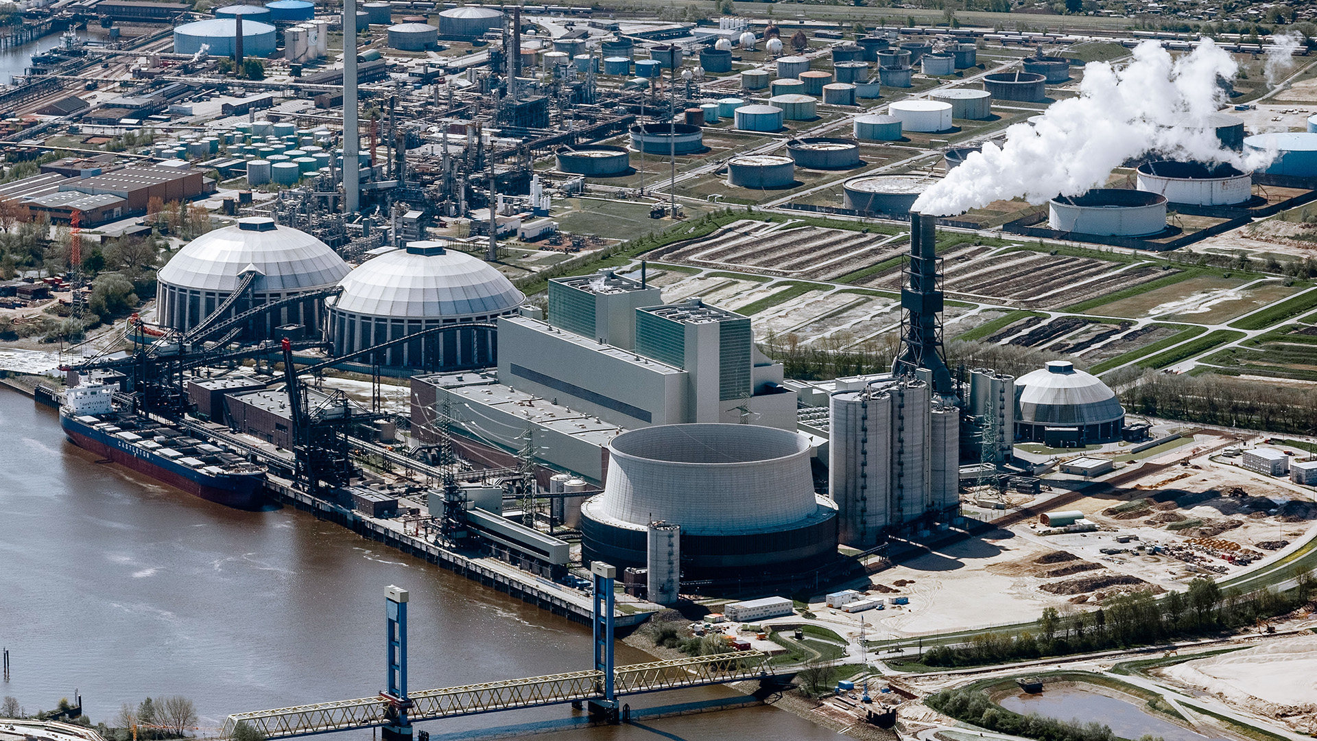 Luftbild zeigt das Kohlekraftwerk Moorburg in Hamburg | dpa
