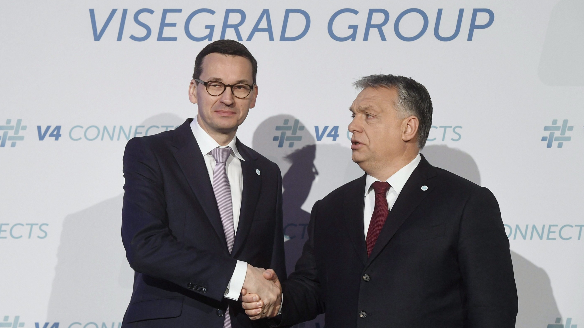 Polens Ministerpräsident Mateusz Morawiecki mit Ungarns Premierminister Viktor Orban, rechts. | AP