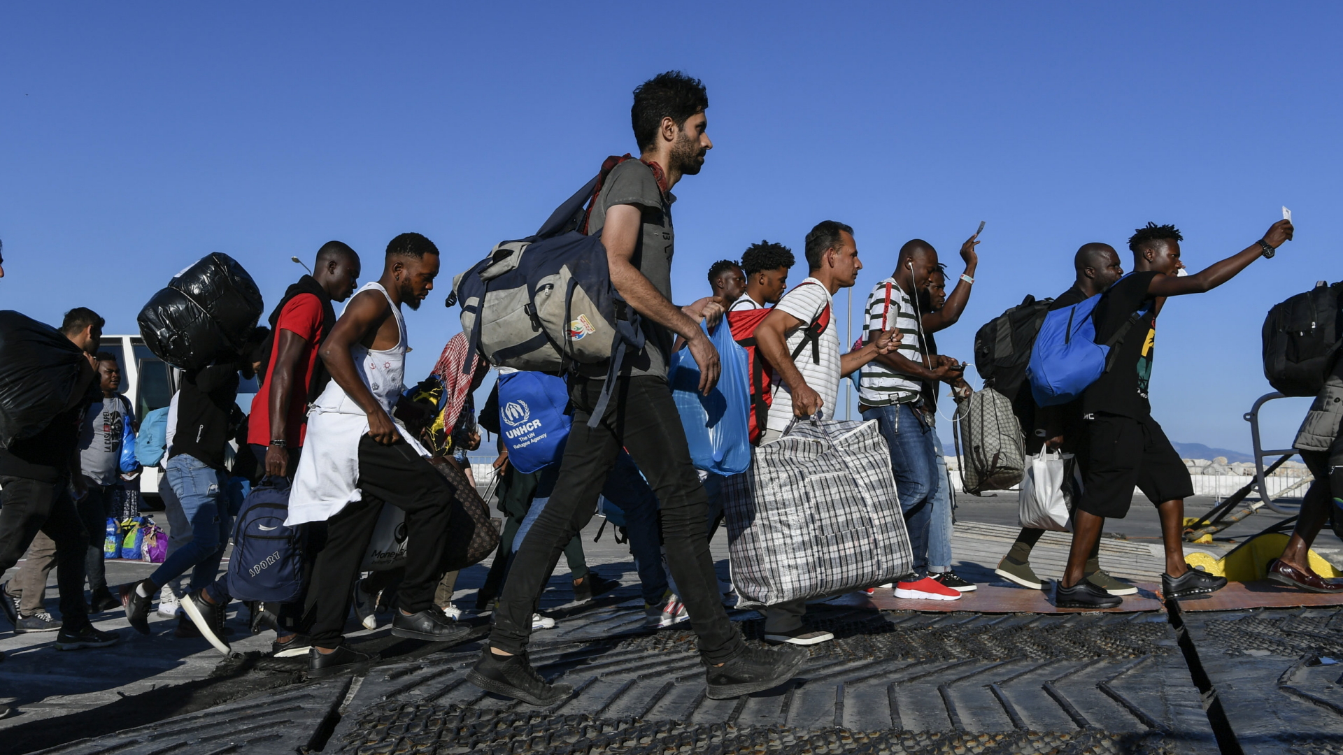 Migranten werden von Lesbos nach Piräus verlegt | AP