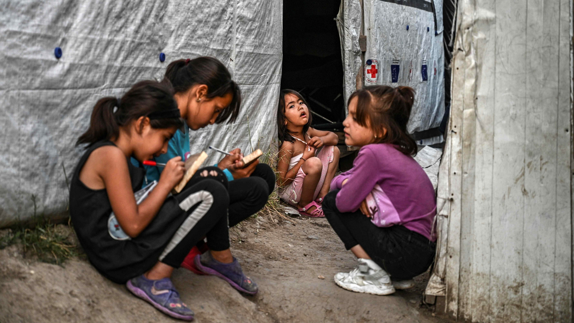 Mädchen im Flüchtlingslager Moria. | AFP