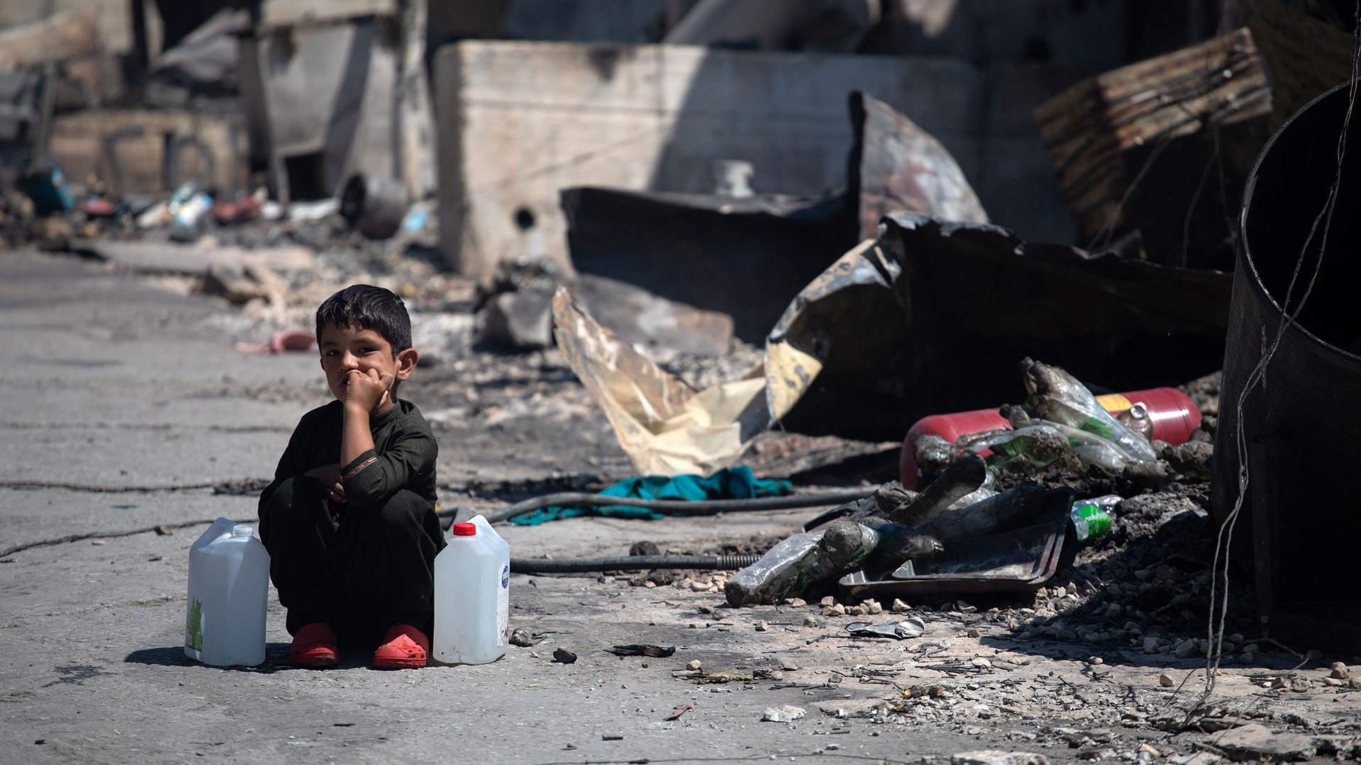 Blick auf niedergebrannte Unterkünfte im Flüchtlingslager von Moria | REUTERS