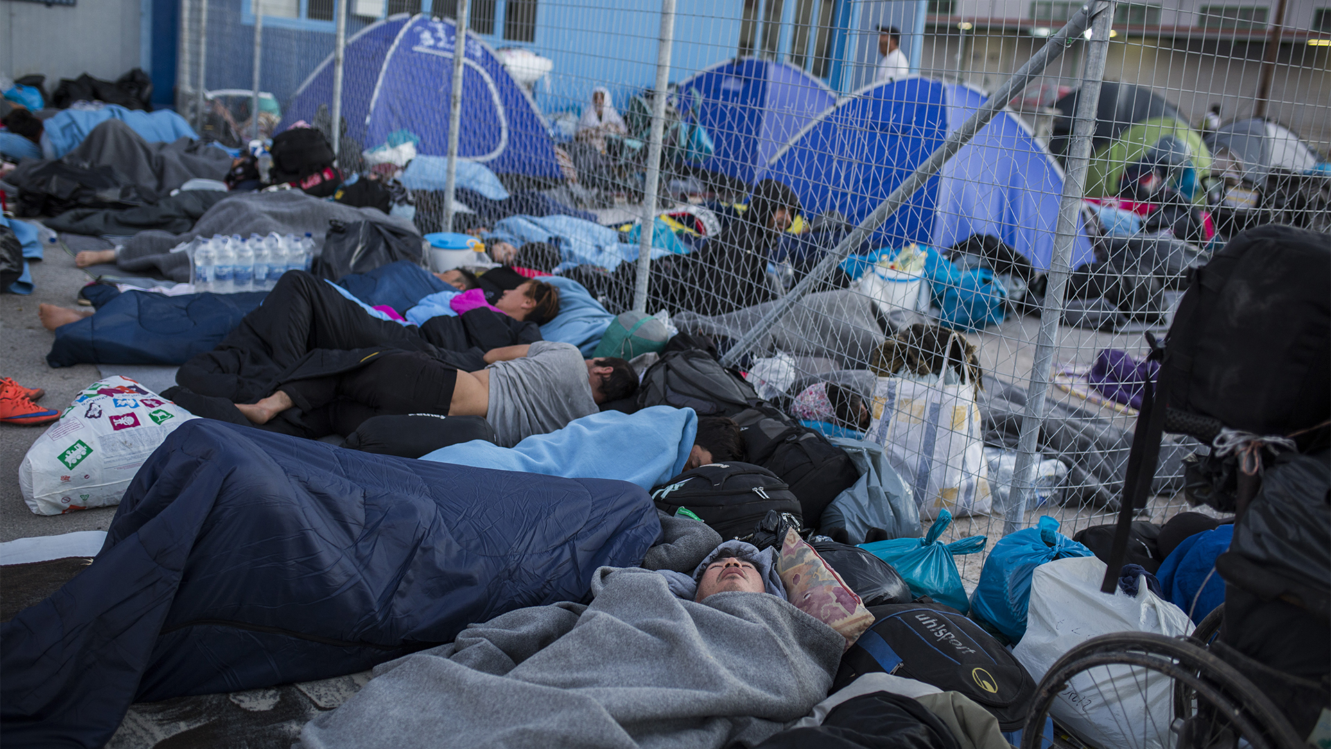 Asylsuchende schlafen am Straßenrand in der Nähe des ausgebrannten Flüchtlingslagers Moria. | dpa